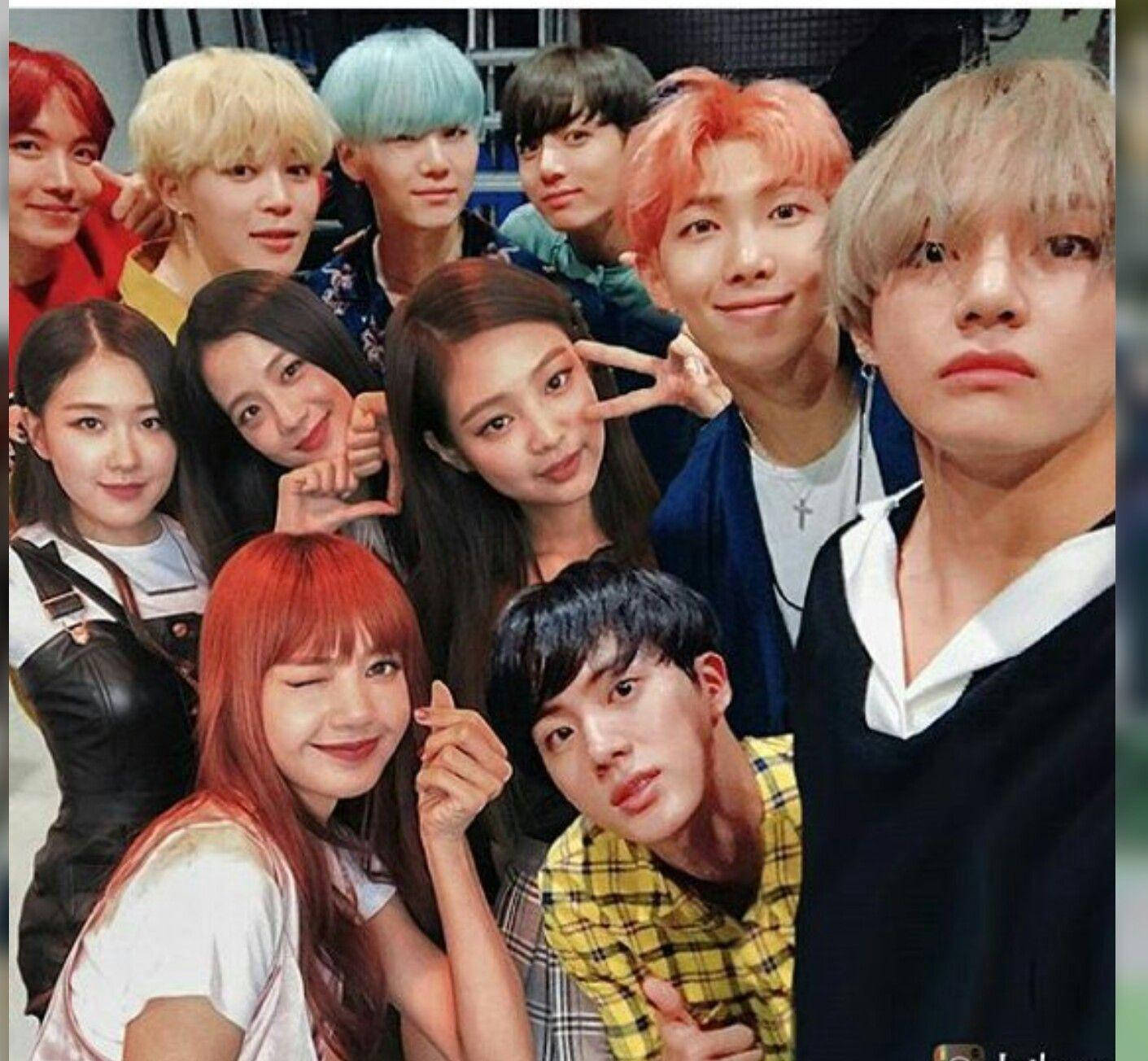 BTS 和 BLACKPINK 桌布 壁紙 — 一張充滿活力的自拍照，九位K-pop偶像擁有色彩繽紛的頭髮和俏皮的姿勢，緊密地聚在一起。