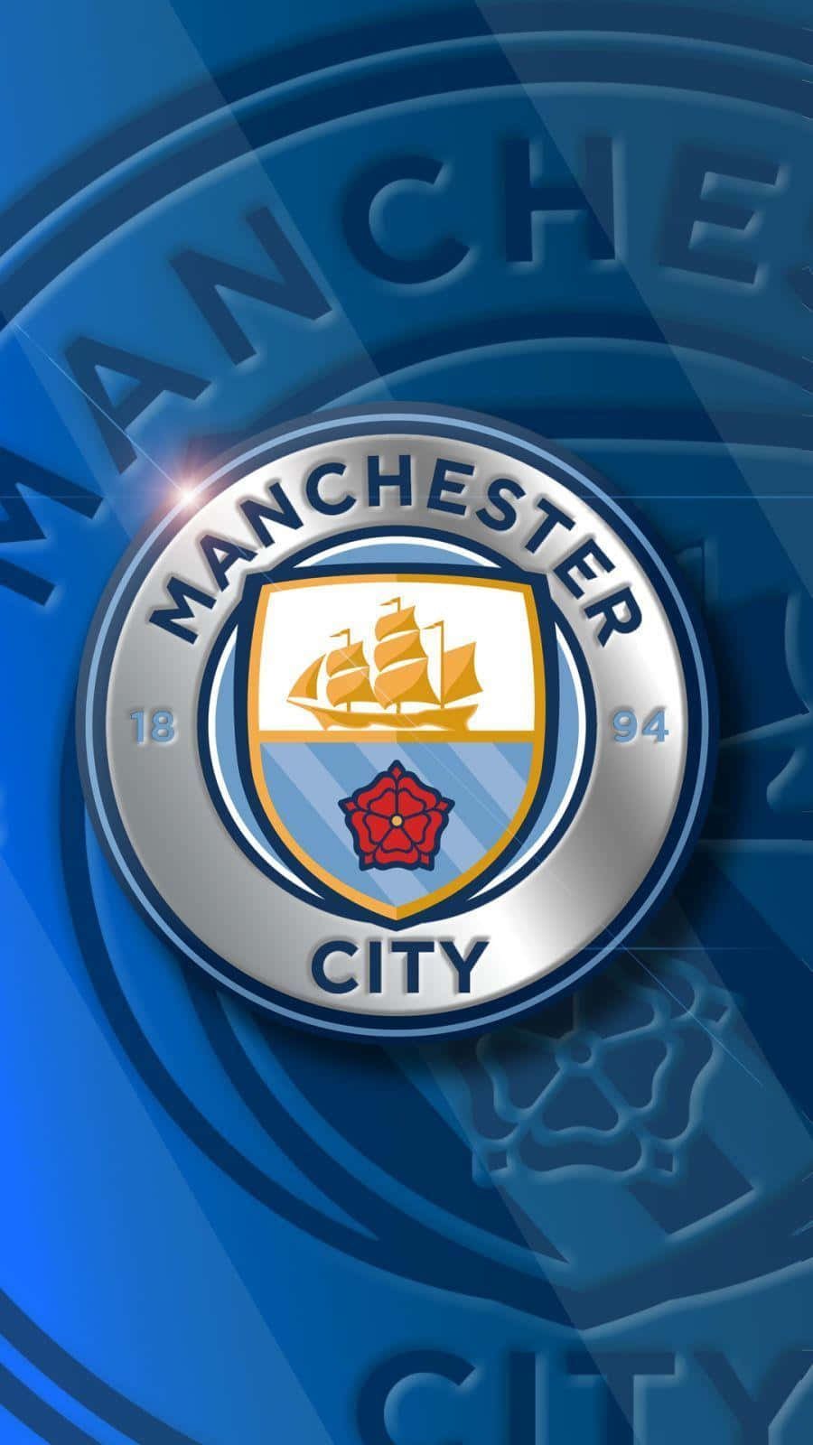 Manchester City iPhone 桌布 壁紙 — 一張充滿活力的藍色壁紙，上面有曼徹斯特城足球俱樂部的徽章，盾牌上有一艘金色的船和一朵紅玫瑰，背景是動態的漩渦圖案。