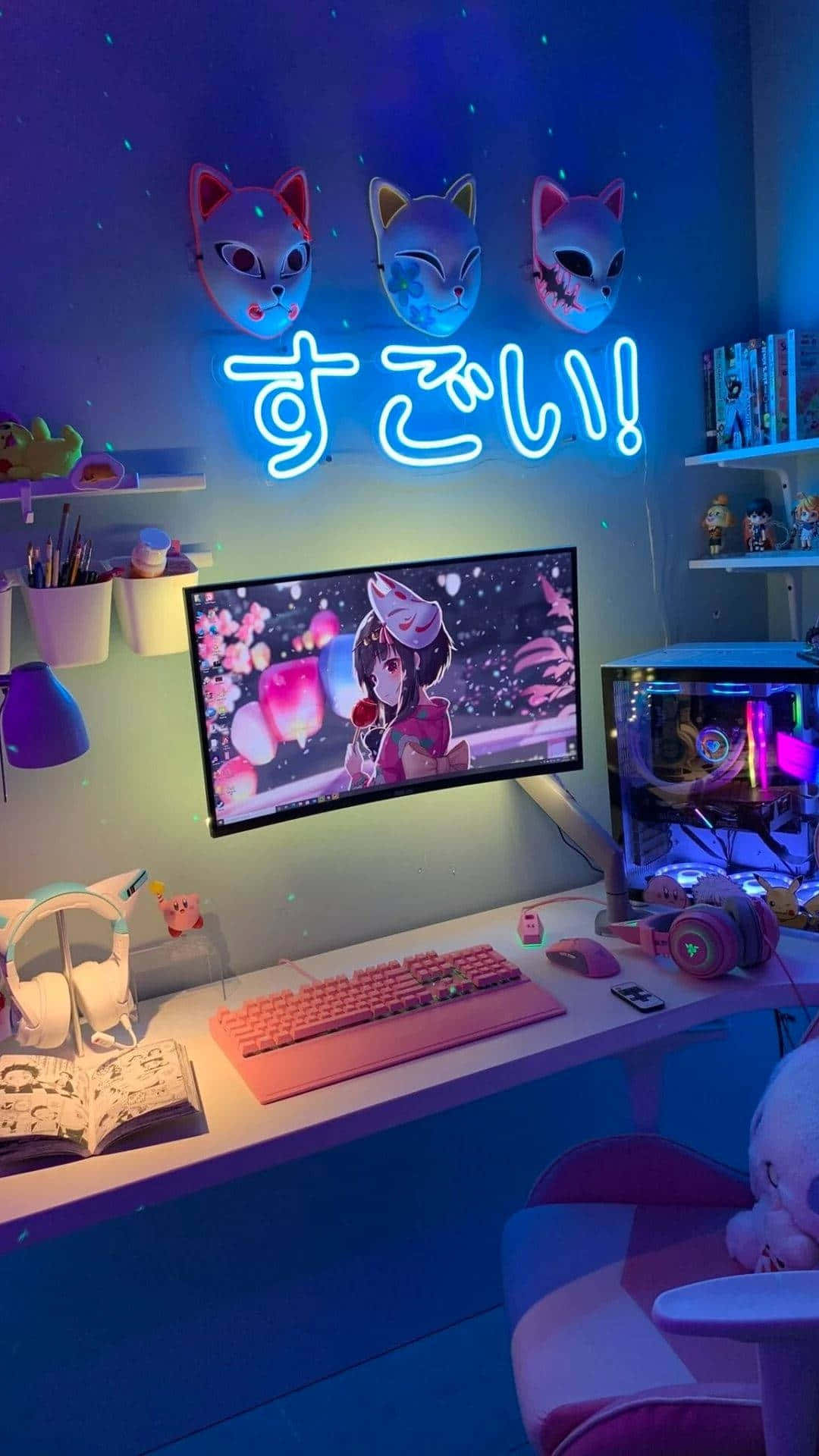 Cute Anime Bedroom 桌布 壁紙 — 一張充滿活力的藍色燈光電競桌，配有動漫裝飾霓虹燈牌、貓面具和發光的電腦設置。