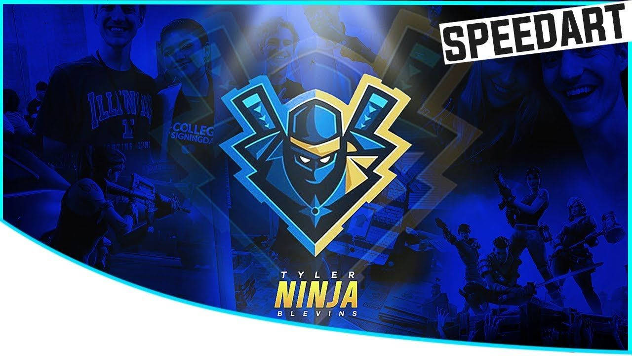 Ninja Fortnite 桌布 壁紙 — 一張充滿活力的藍色遊戲桌布，以 Tyler Ninja 的標誌為中心，周圍是微笑的粉絲和玩家在行動中的模糊圖像。