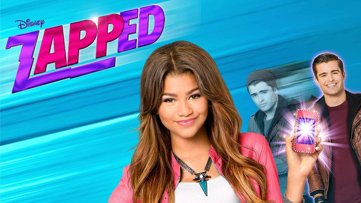 Zapped 桌布 壁紙 — 一張充滿活力的迪士尼《Zapped》海報，展示一個微笑的女孩拿著發光的手機，背景有兩個男孩，襯以條紋藍色背景。