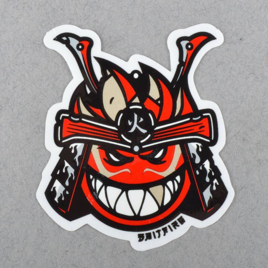 兇猛的紅黑武士面具貼紙，帶有交叉劍和火焰設計。 — 武士動畫 壁紙