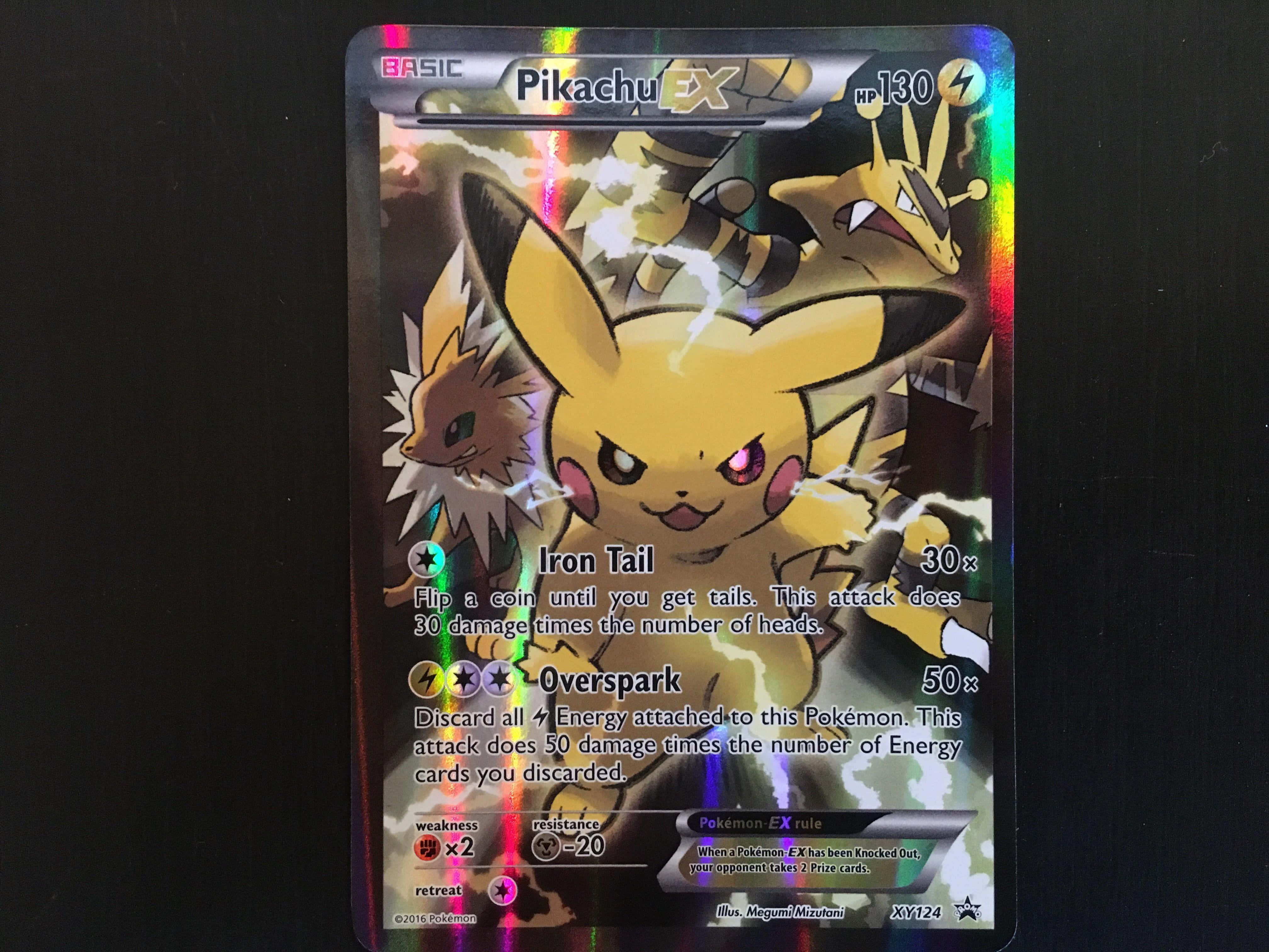 Pokemon Card 桌布 壁紙 — 一張全息皮卡丘EX寶可夢卡在深色背景上閃耀著彩虹色光芒。