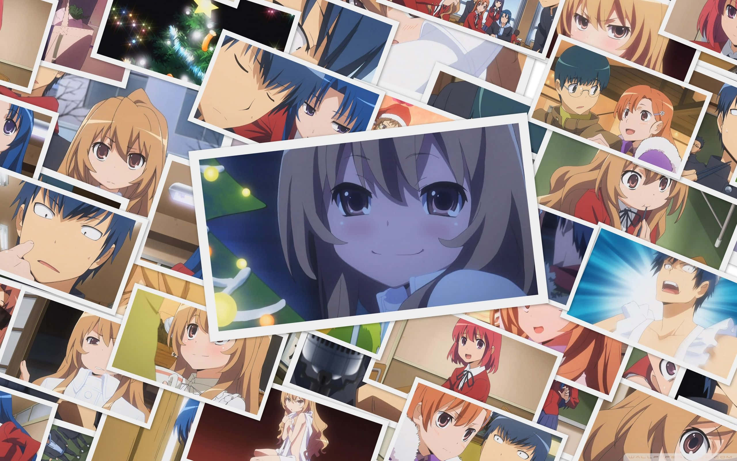 Macbook Collage 桌布 壁紙 — 一張動漫角色照片拼貼，中央特寫一個微笑的女孩，背景是閃爍的聖誕樹。