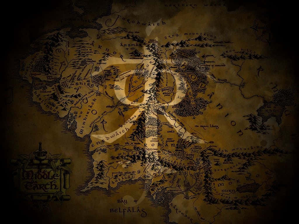 魔戒 桌布 壁紙 — 一張古老羊皮紙中土世界地圖，在溫暖金色光線下，帶有精細手繪地形和褪色墨水。