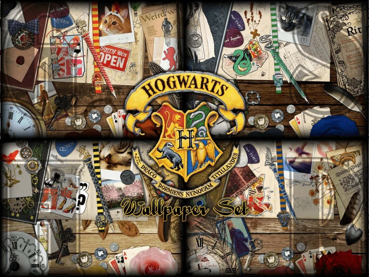 The Hogwarts Houses 桌布 壁紙 — 一張哈利波特紀念品拼貼畫，包括霍格華茲徽章、魔杖、卡片和魔法物品，排列在木質表面上。