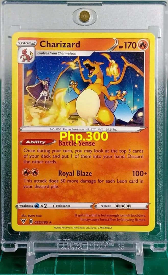 Charizard Pokemon 桌布 壁紙 — 一張噴火龍寶可夢卡，放在透明保護殼中，帶有黃色邊框和火焰藝術圖案。