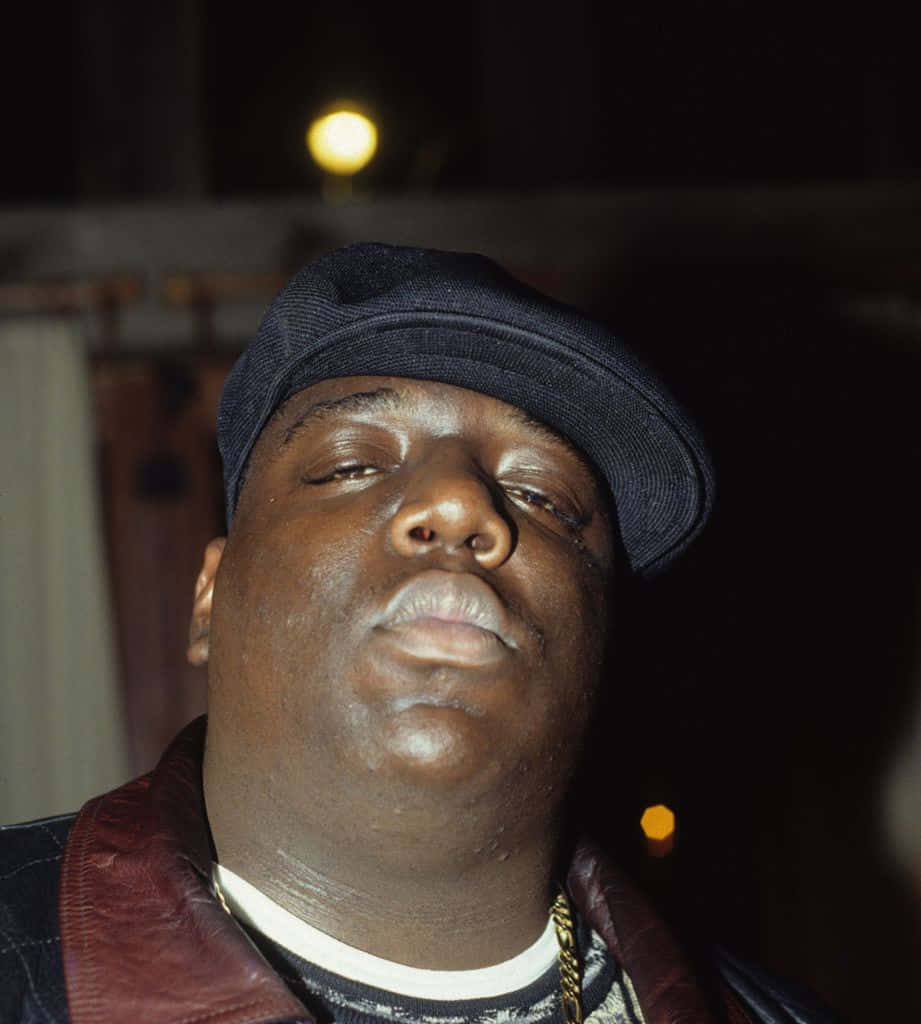 selfie 桌布 壁紙 — 一張夜間燈光下閉著眼睛、戴黑色鴨舌帽和皮夾克的男子特寫照片。