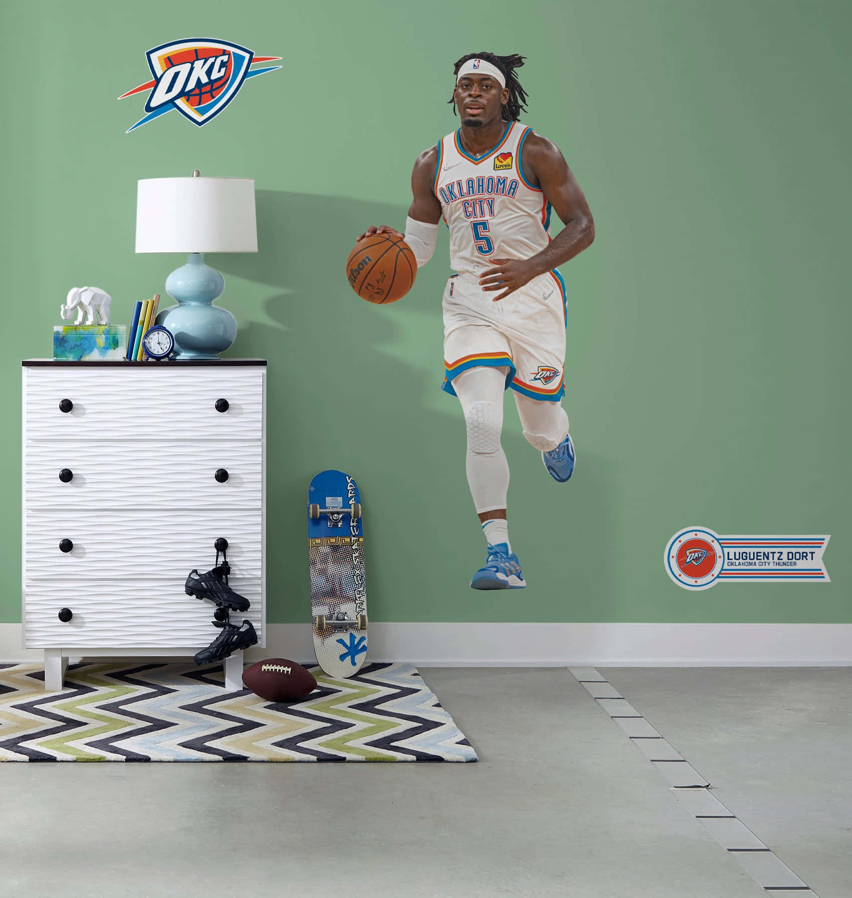 NBA 桌布 壁紙 — 一張大型牆貼，描繪籃球運動員Luguentz Dort在半空中運球，面向兒童房間的綠色牆壁。