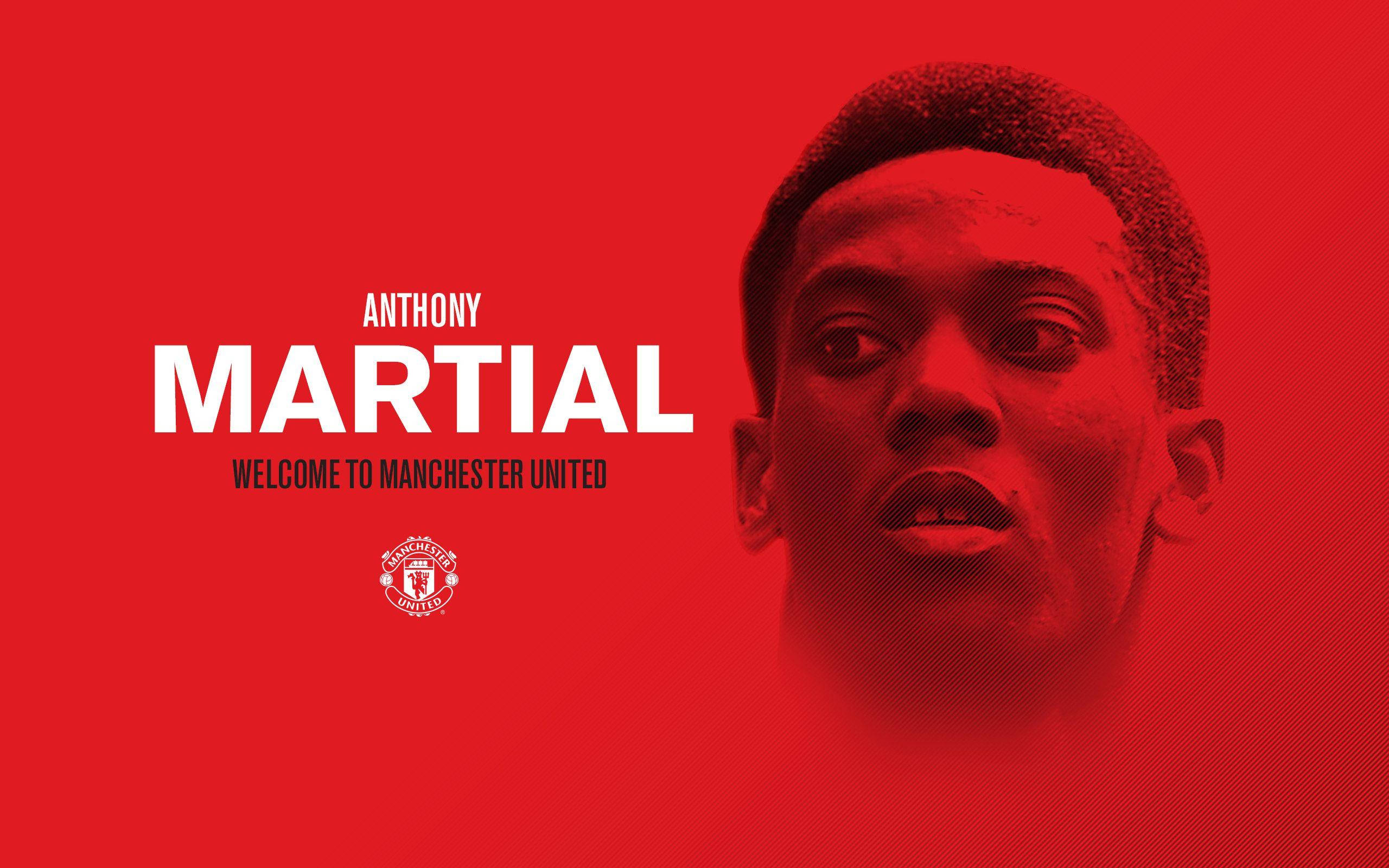 Anthony Martial 桌布 壁紙 — 一張大膽的紅色圖形以安東尼·馬迪爾的肖像和會徽宣布他加盟曼聯。