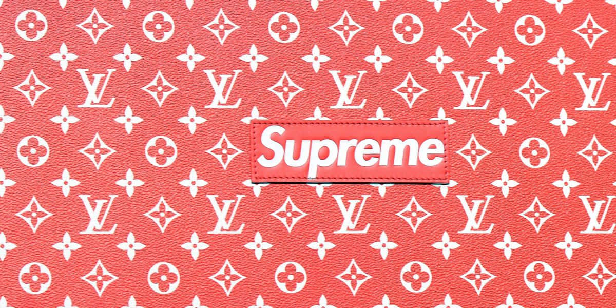 桌布 壁紙 — 一張大膽的紅色壁紙，帶有重複的白色Louis Vuitton monogram圖案和中央的Supreme標誌貼片。