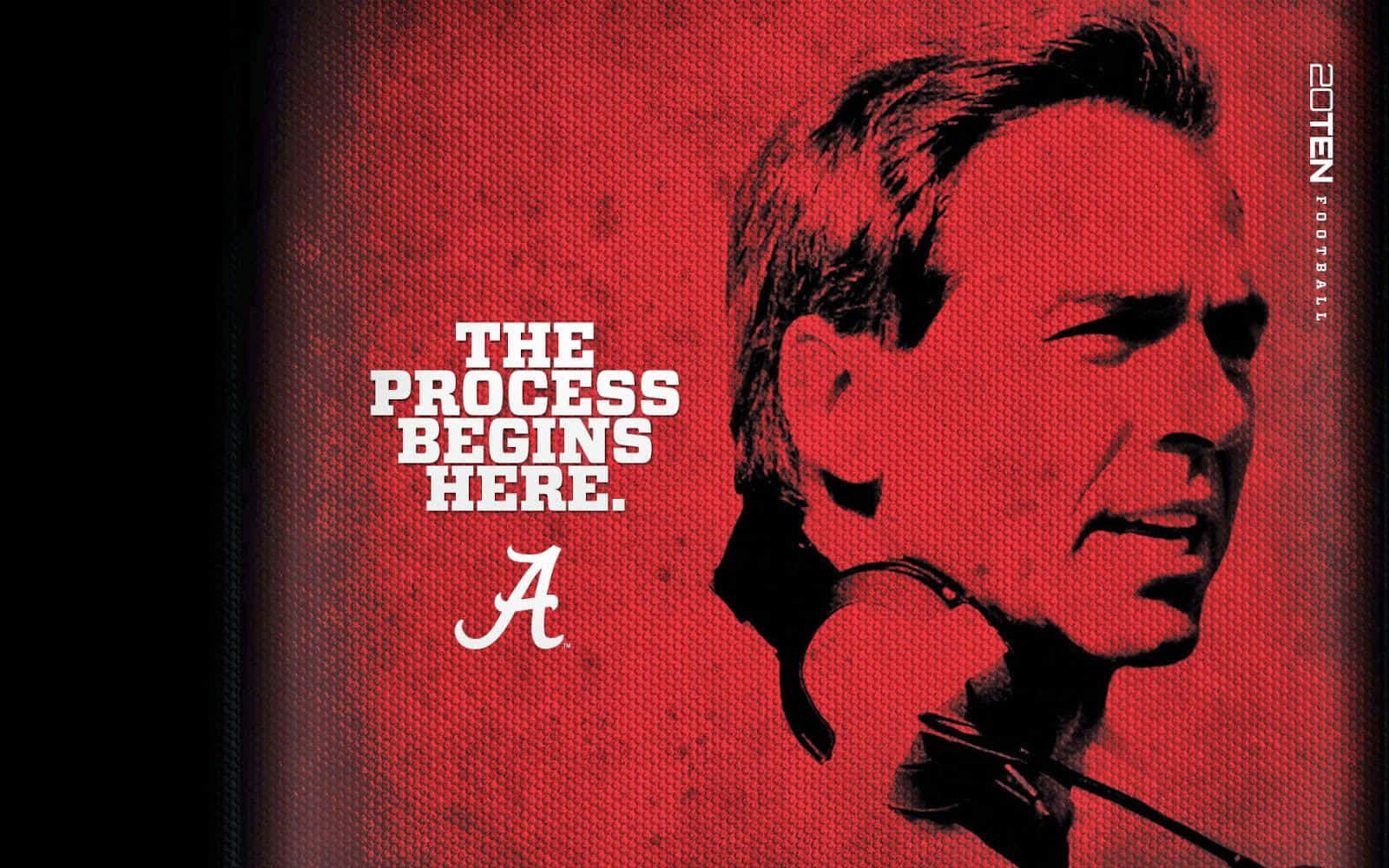 Alabama Football 桌布 壁紙 — 一張大膽的紅色紋理壁紙，上面有一個風格化的美式足球教練肖像，並帶有文字「THE PROCESS BEGINS HERE.」和一個「A」標誌。