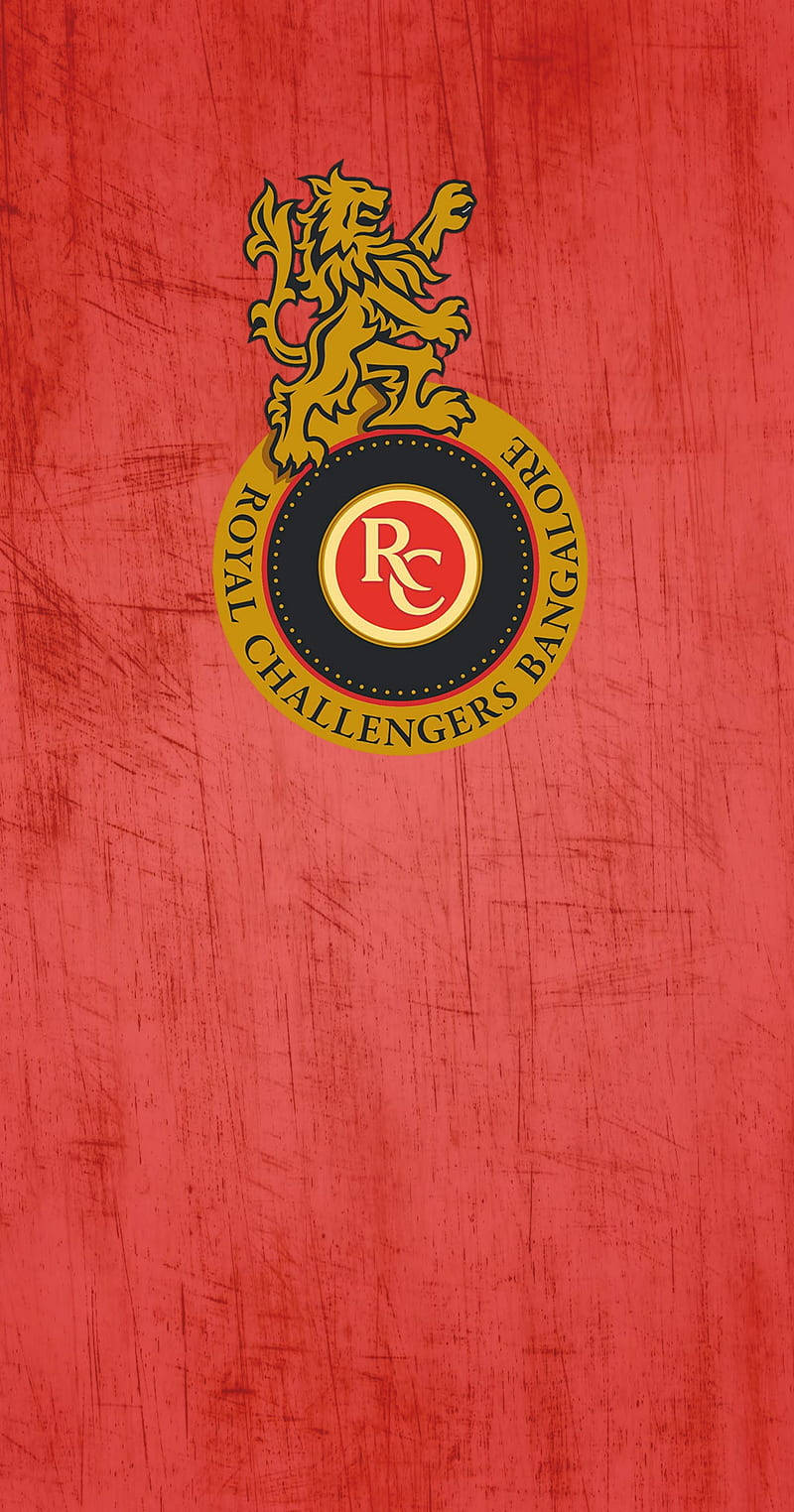 royal challengers bangalore 桌布 壁紙 — 一張大膽的紅色紋理壁紙，飾有皇家挑戰者班加羅爾的金色獅子徽章，細節精緻。