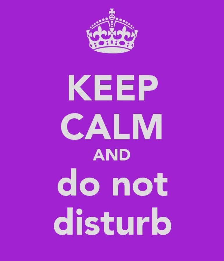 keep calm iPhone 桌布 壁紙 — 一張大膽的紫色海報，帶有白色皇冠和以簡潔無襯線字體書寫的文字「KEEP CALM AND do not disturb」。