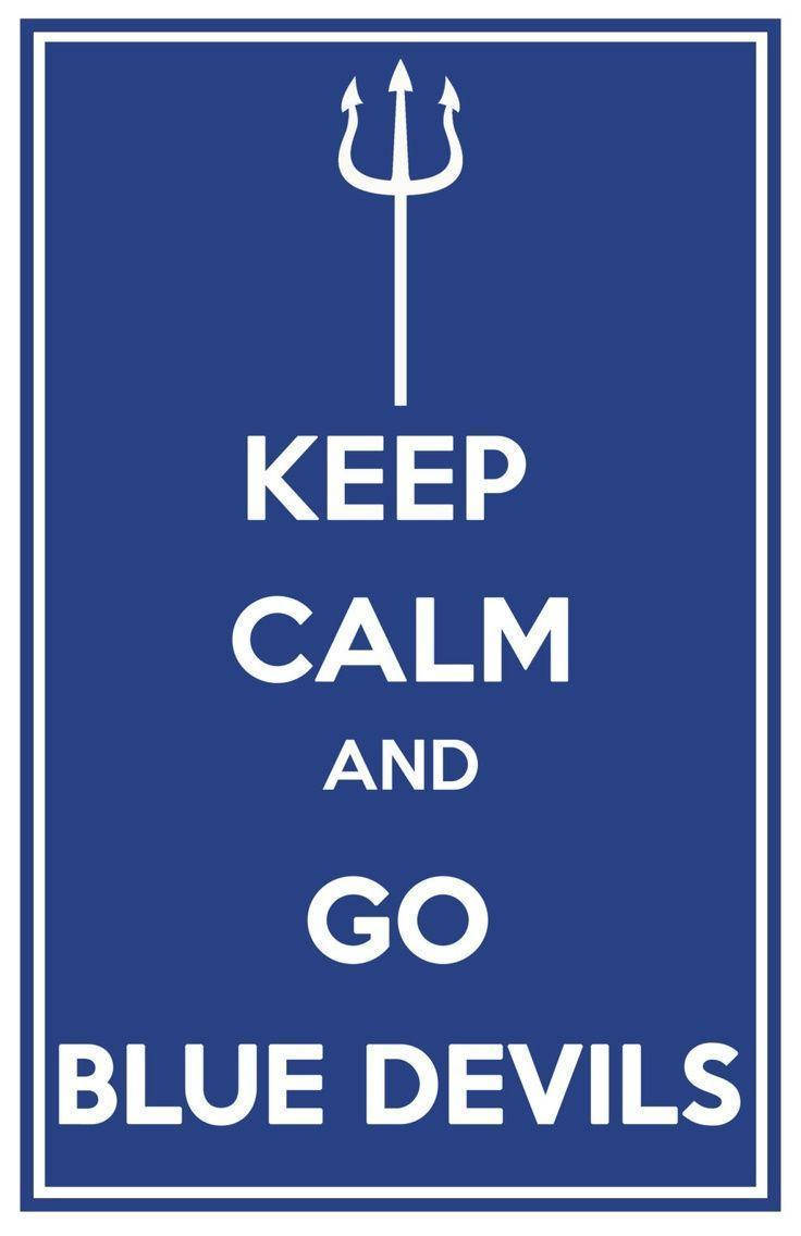 惡魔 桌布 壁紙 — 一張大膽的藍色海報，白色文字寫著「KEEP CALM AND GO BLUE DEVILS」，頂部有三叉戟符號。