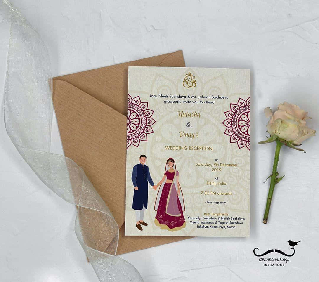 Invitation 桌布 壁紙 — 一張婚禮邀請卡，上面有穿著傳統服飾的插畫情侶，旁邊放著一個棕色信封和一朵玫瑰，置於白色紋理表面上。