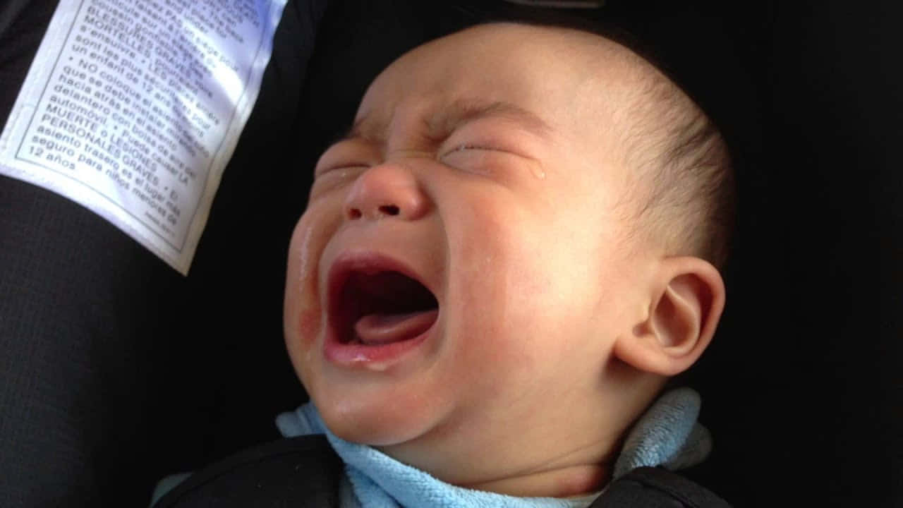 cry 桌布 壁紙 — 一張嬰兒痛苦地緊閉雙眼、張大嘴巴激烈哭泣的特寫照片。