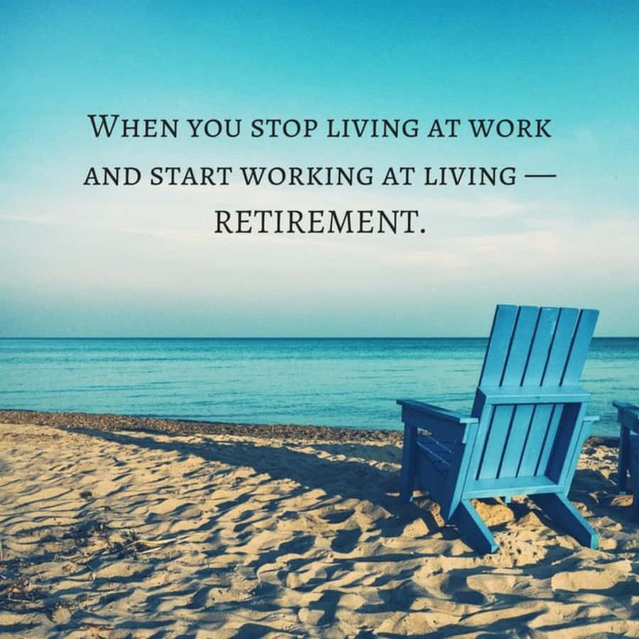 Retirement 桌布 壁紙 — 一張孤獨的藍色Adirondack椅子坐在陽光普照的沙灘上，面向平靜的碧綠海水，在清澈的藍天下帶有勵志文字覆蓋層。