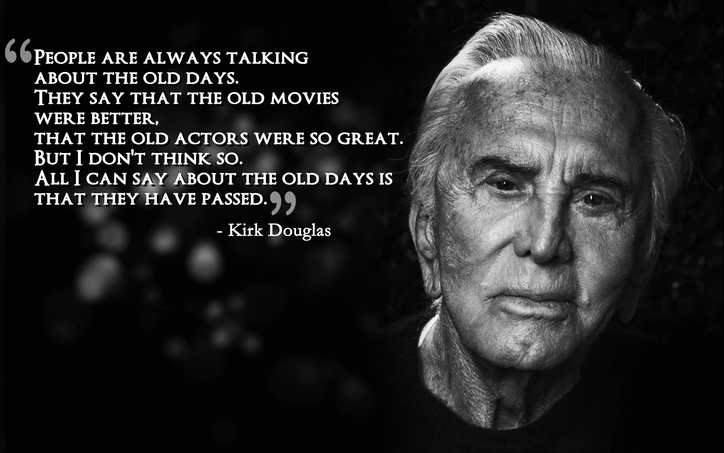 攝影 桌布 壁紙 — 一張寇克·道格拉斯（Kirk Douglas）的黑白肖像，背景昏暗模糊，附有對往日時光的引言。
