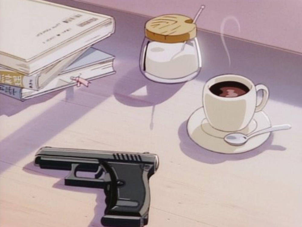 Coffee Aesthetic 桌布 壁紙 — 一張寧靜的動漫靜止畫面顯示，在陽光照射的木桌上，一杯冒煙的咖啡旁邊放著一把手槍和書籍。