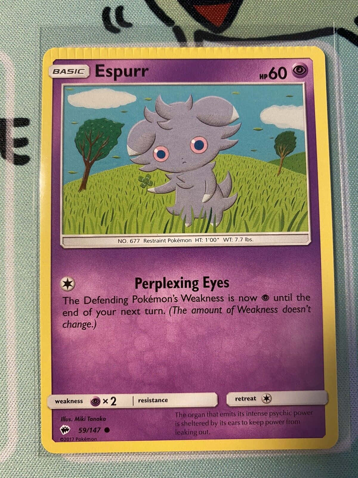 espurr 桌布 壁紙 — 一張寶可夢交換卡，展示伊裴爾塔爾站在有樹木的草地上，背景是藍天。