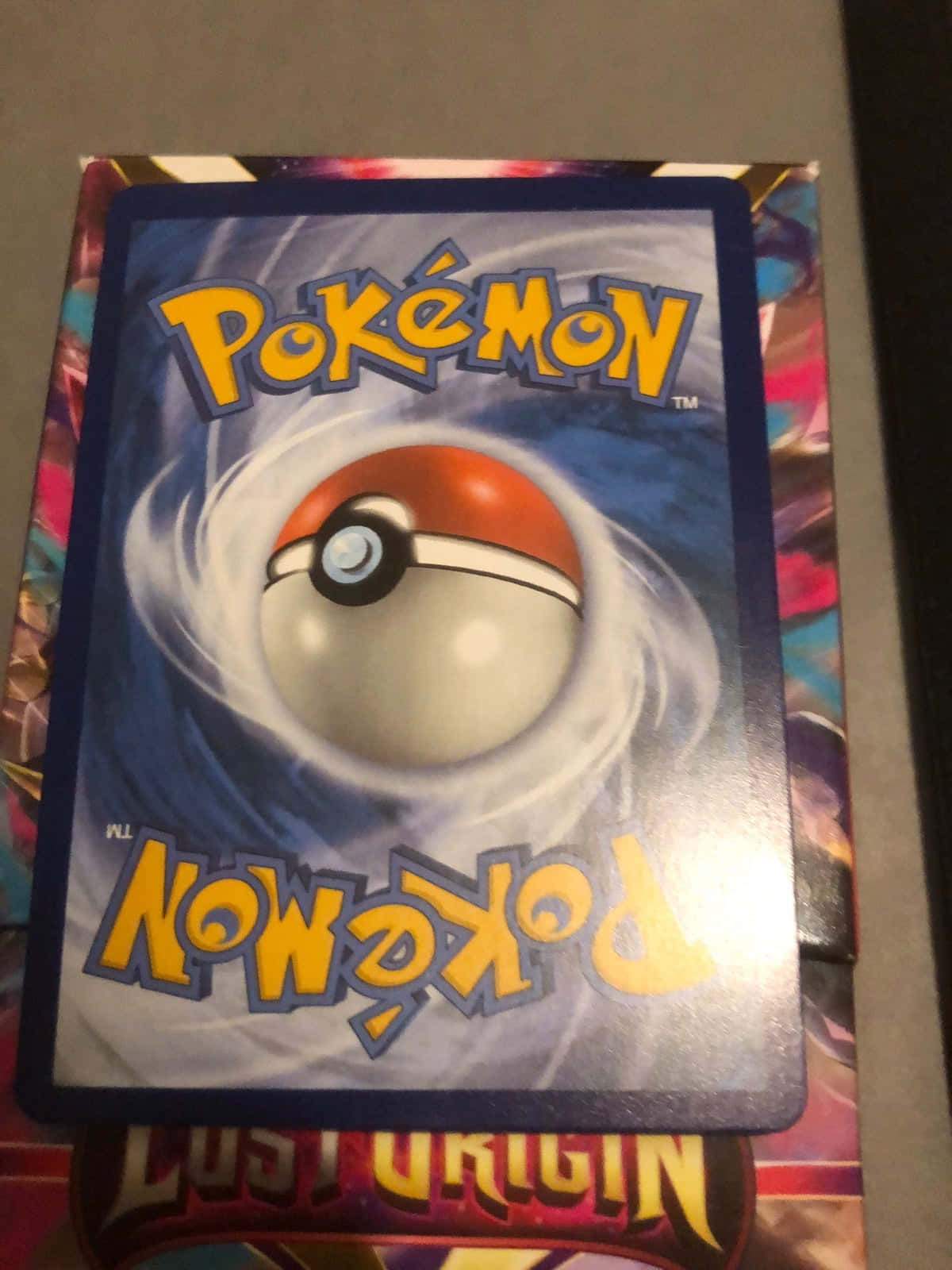 Pokemon Card 桌布 壁紙 — 一張寶可夢集換式卡牌，以旋轉的寶可夢球為中心，搭配動態藍白運動圖形。