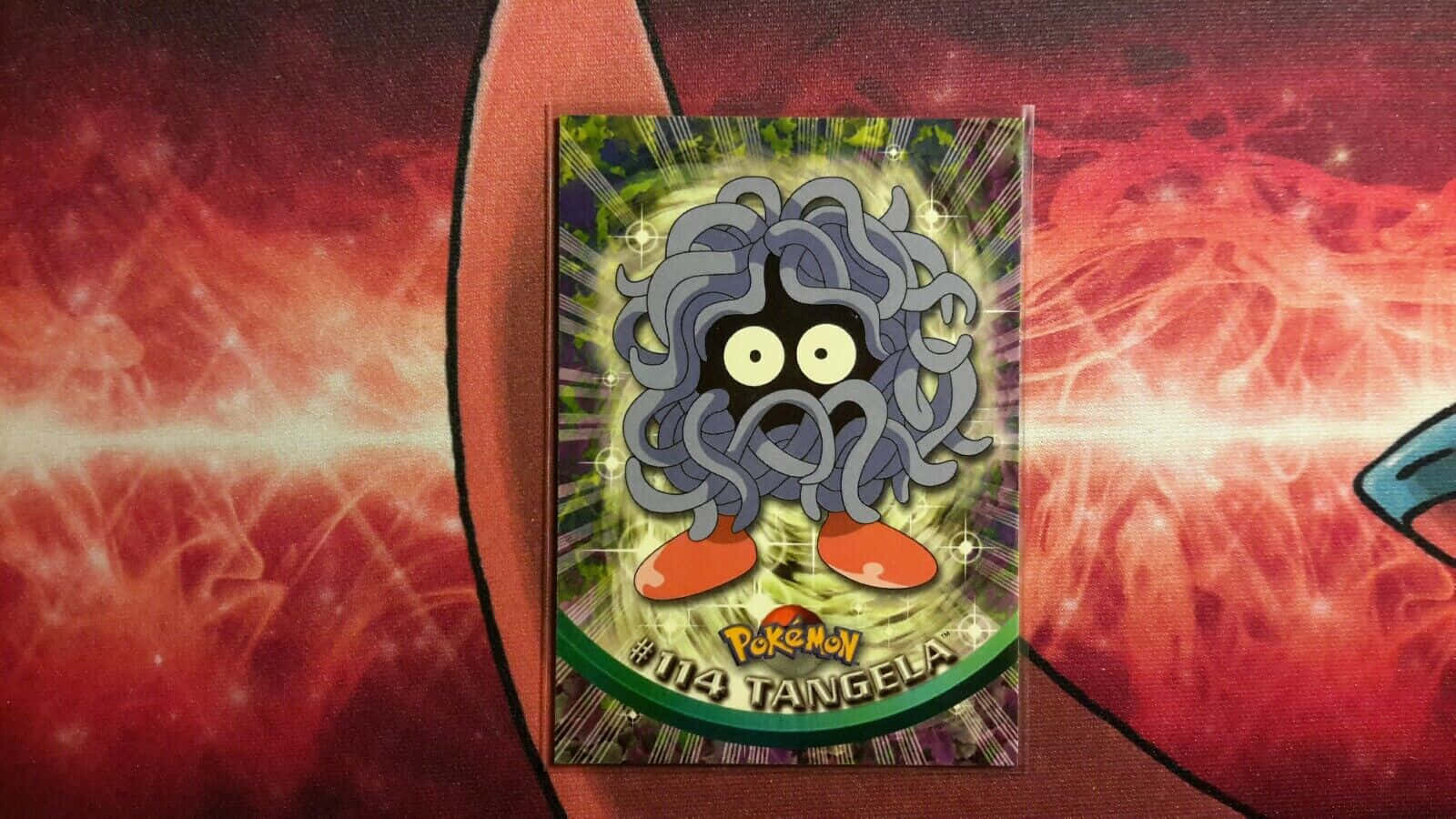 Cards 桌布 壁紙 — 一張寶可夢集換式卡牌，描繪藤蔓怪在火紅背景中散發綠色光芒。