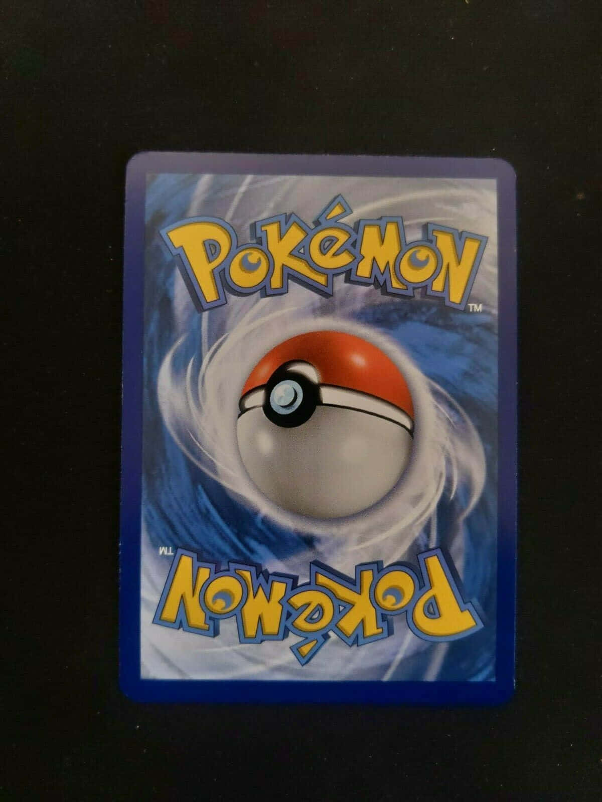 Pokemon Card 桌布 壁紙 — 一張寶可夢集換式卡牌，背景為旋轉的藍色，中央有精靈球和粗體黃色標誌。