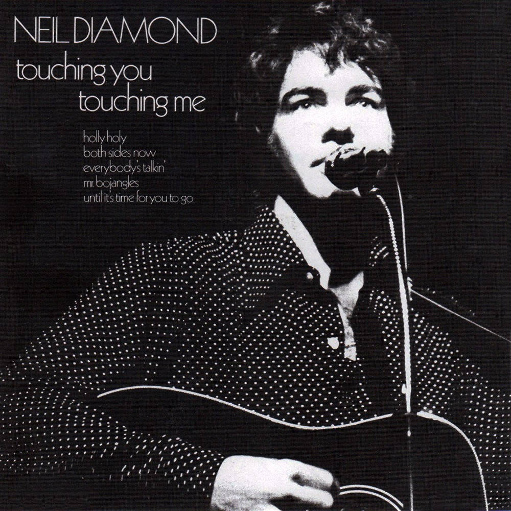 Singing 桌布 壁紙 — 一張尼爾·戴蒙德（Neil Diamond）手持木吉他對著麥克風唱歌的黑白照片。