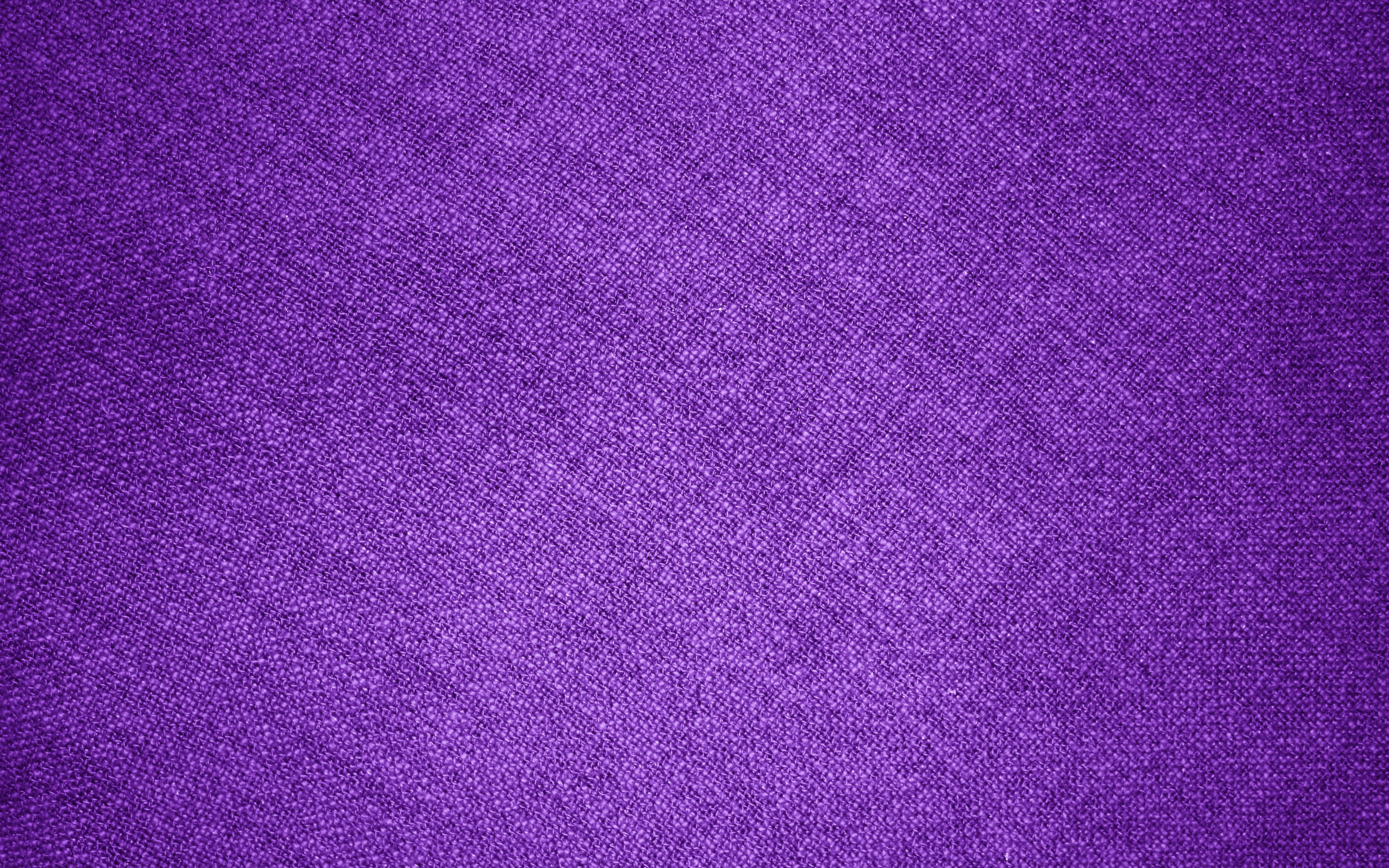 Purple Fabrics 桌布 壁紙 — 一張帶有微妙斜紋編織圖案的豐富紫色紋理布料的特寫。