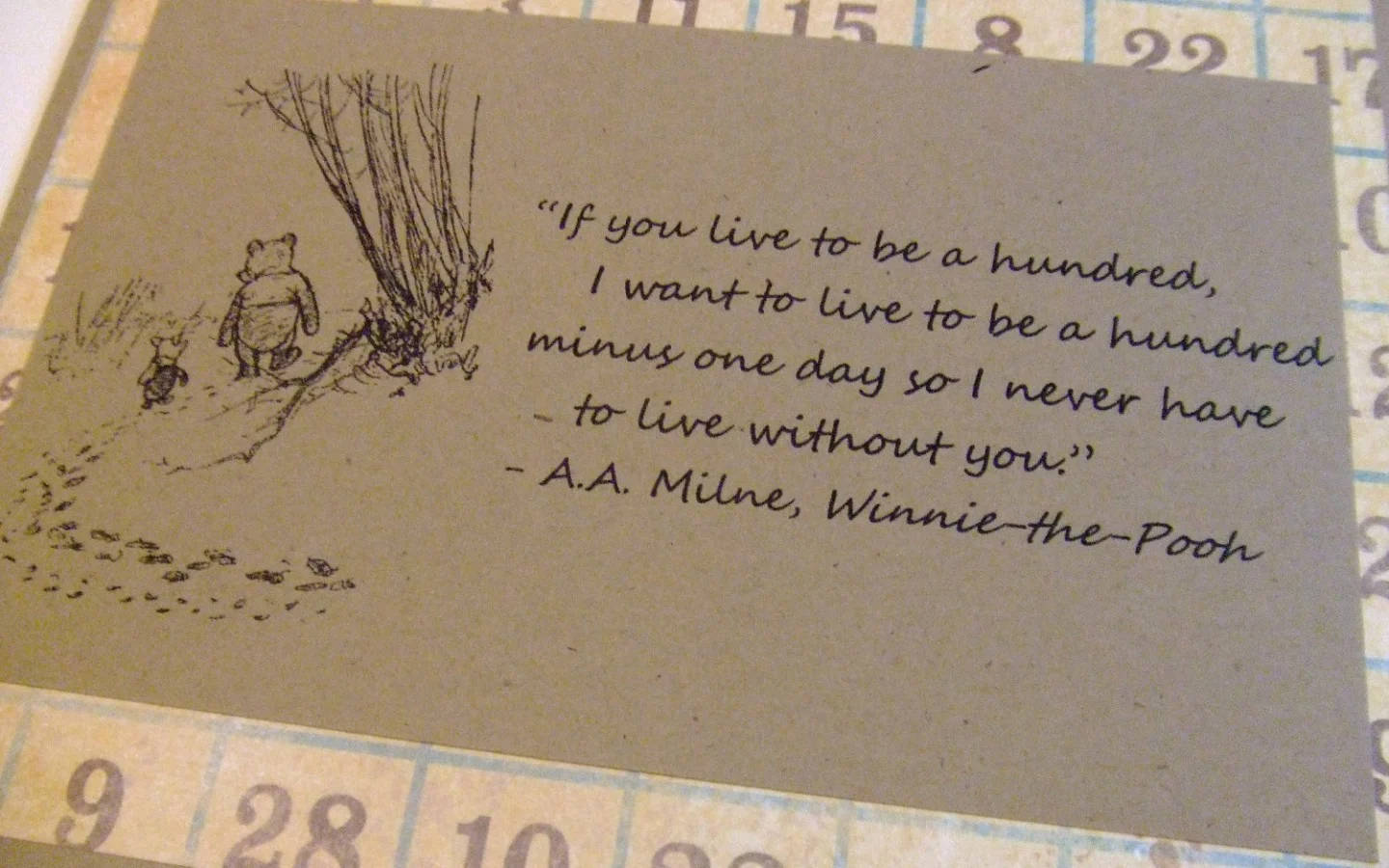 Winnie The Pooh Quotes 桌布 壁紙 — 一張帶有手繪角色的復古小熊維尼語錄卡放在日曆頁上。