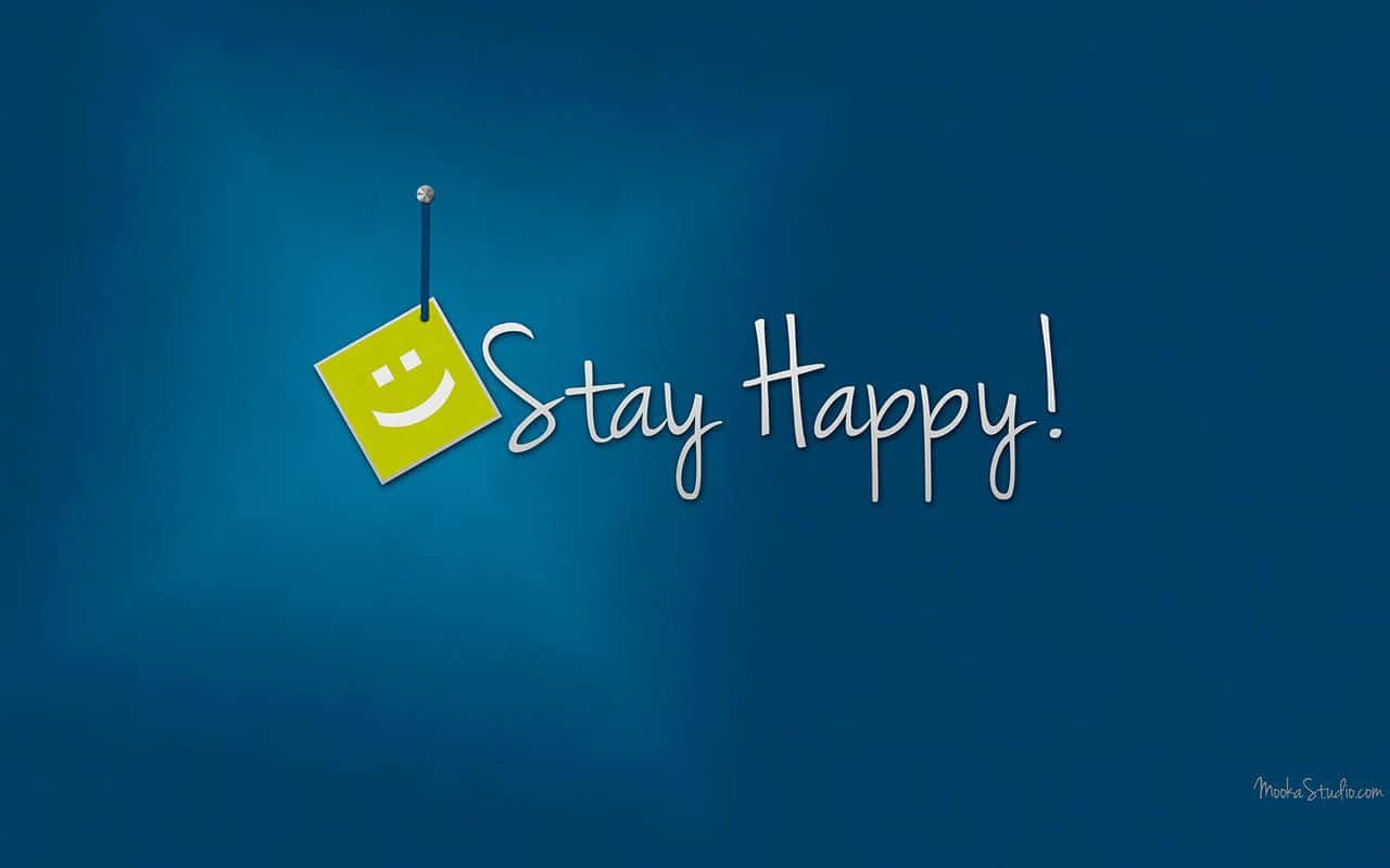 Happy Desktop 桌布 壁紙 — 一張帶有笑臉的黃色便利貼，用大頭針掛在草書文字「Stay Happy!」旁邊，背景是平靜的藍色漸層。