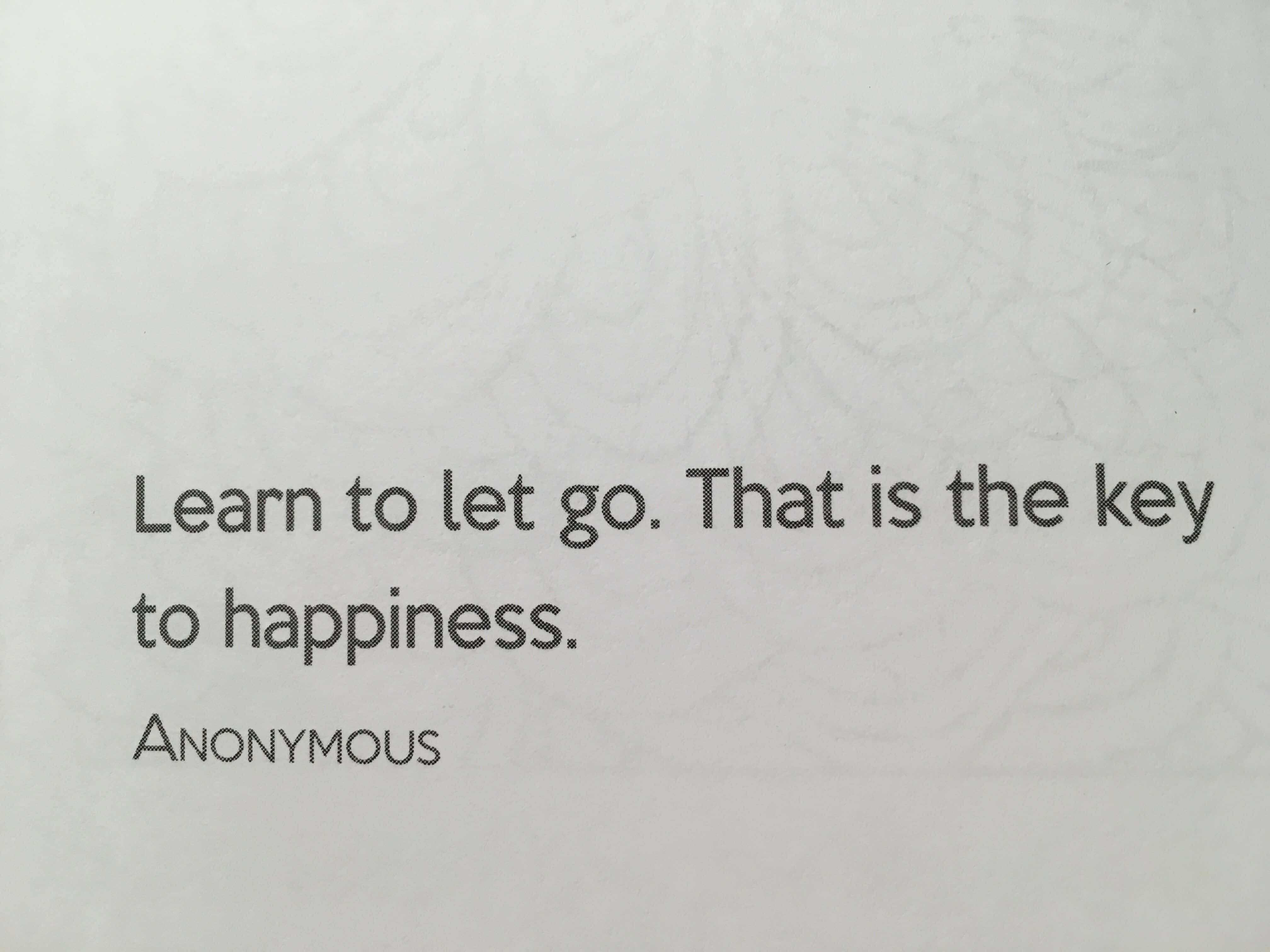 let it go 桌布 壁紙 — 一張帶有紋理的白色紙上寫著一句簡約語錄：「學會放手。那是快樂的關鍵。」