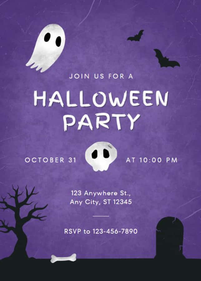 Halloween Invitations 桌布 壁紙 — 一張帶有紋理背景、包含鬼魂、蝙蝠、骷髏頭和墓碑的詭異紫色萬聖節派對邀請函。