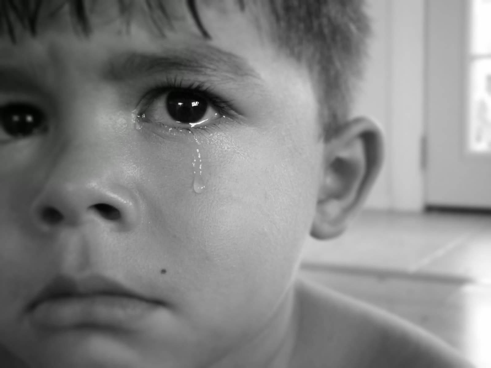 crying sad boy 桌布 壁紙 — 一張年輕男孩淚流滿面的黑白特寫照片，一滴淚水正沿著他的臉頰滑落。