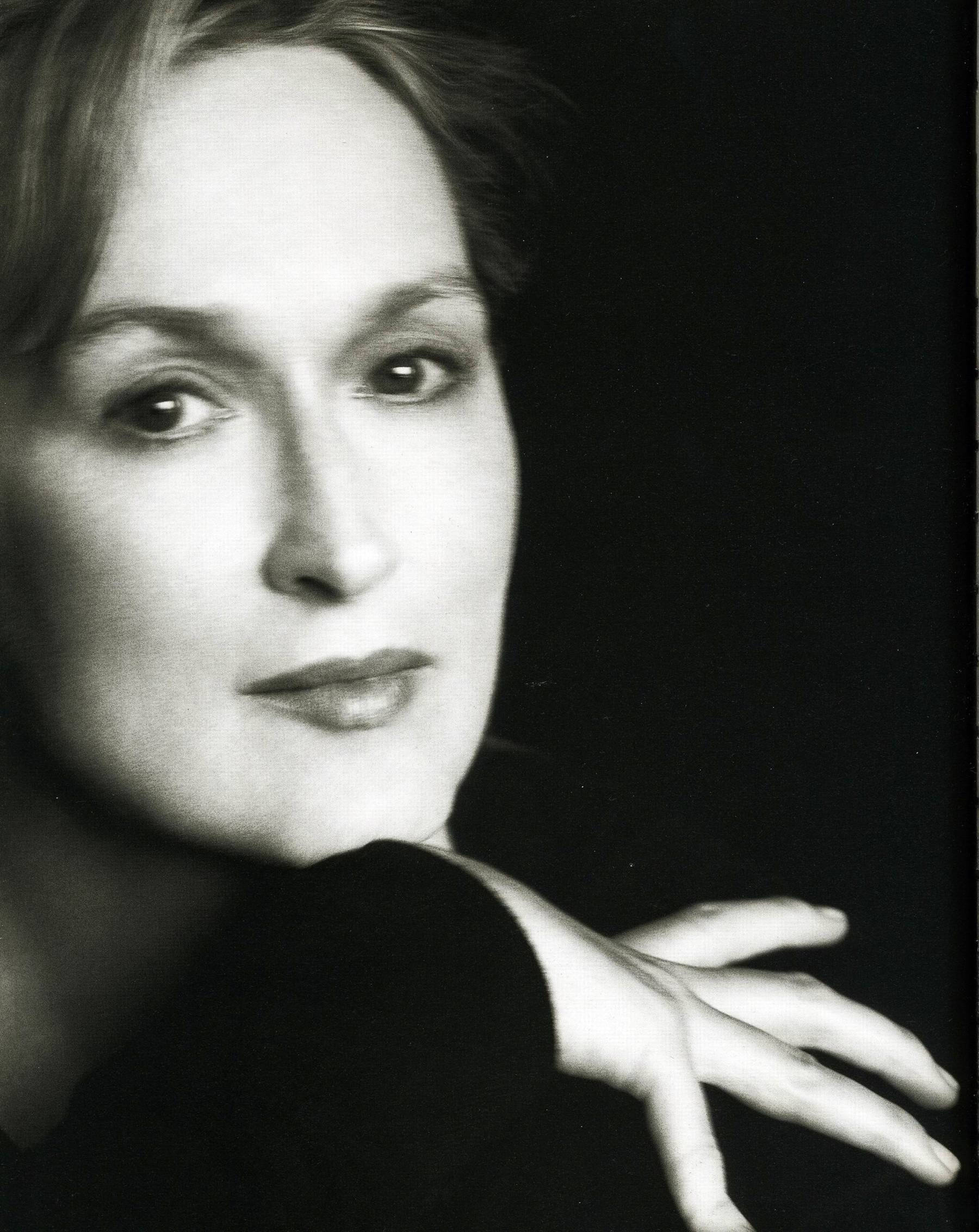 Meryl Streep 桌布 壁紙 — 一張引人注目的黑白女性肖像，柔和的光線凸顯了她沉思的表情和優雅的手勢。