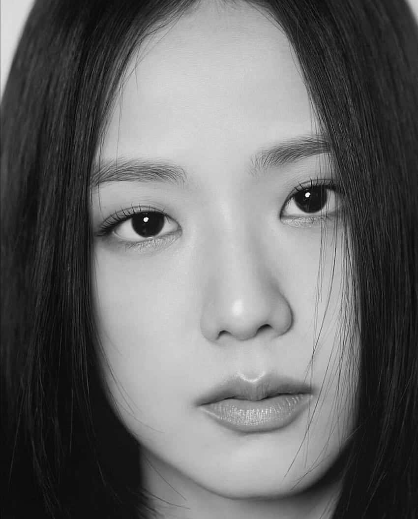 Black And White Celebrity 桌布 壁紙 — 一張引人注目的黑白特寫肖像，年輕女性眼神深邃，光線柔和。