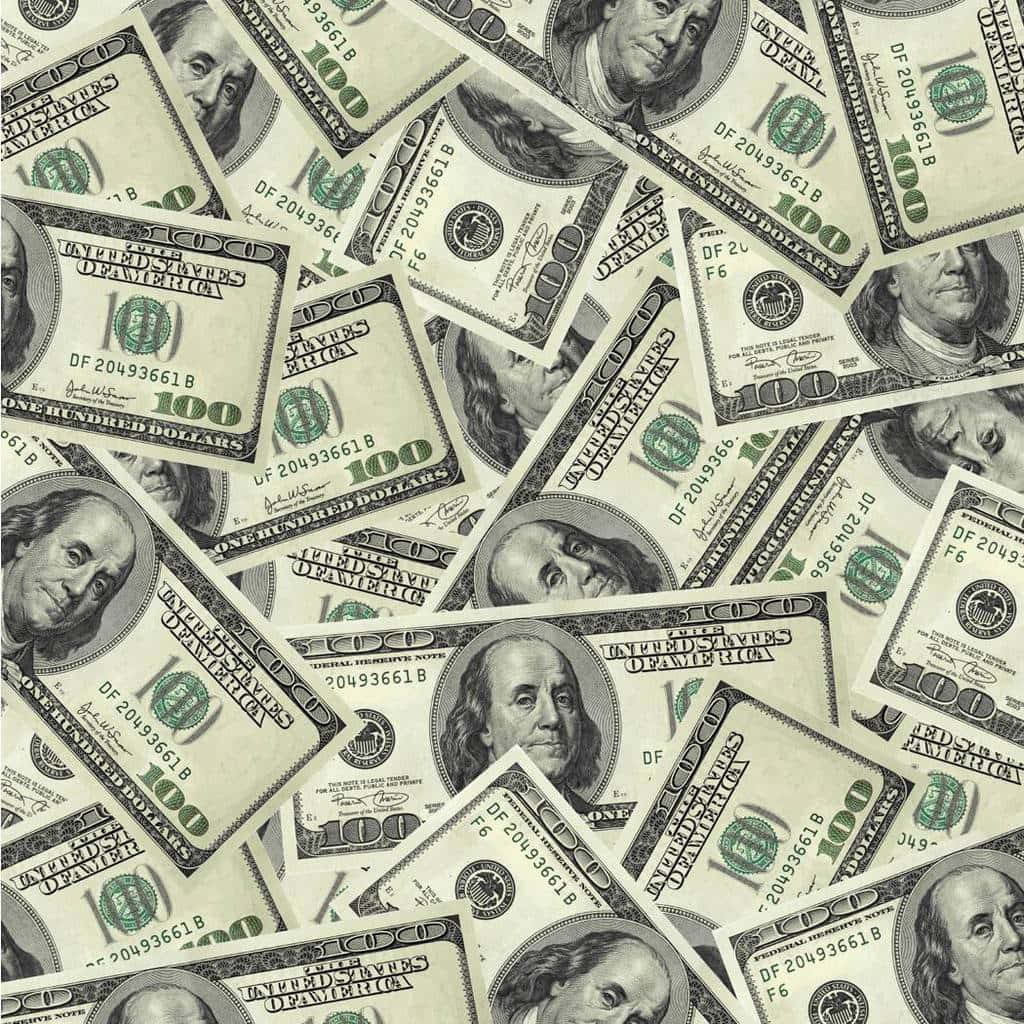 dollar 桌布 壁紙 — 一張張美國一百美元鈔票緊密重疊，形成帶有紋理的金融背景圖案。