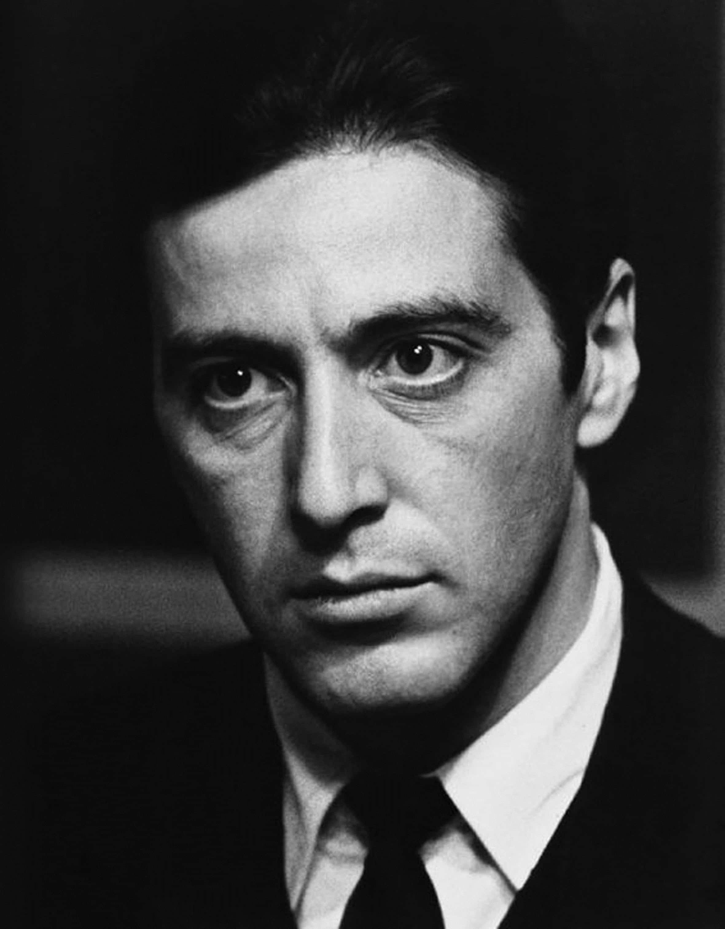 The Godfather 桌布 壁紙 — 一張強烈黑白對比的男士西裝近距離肖像，眼神銳利，表情嚴肅。
