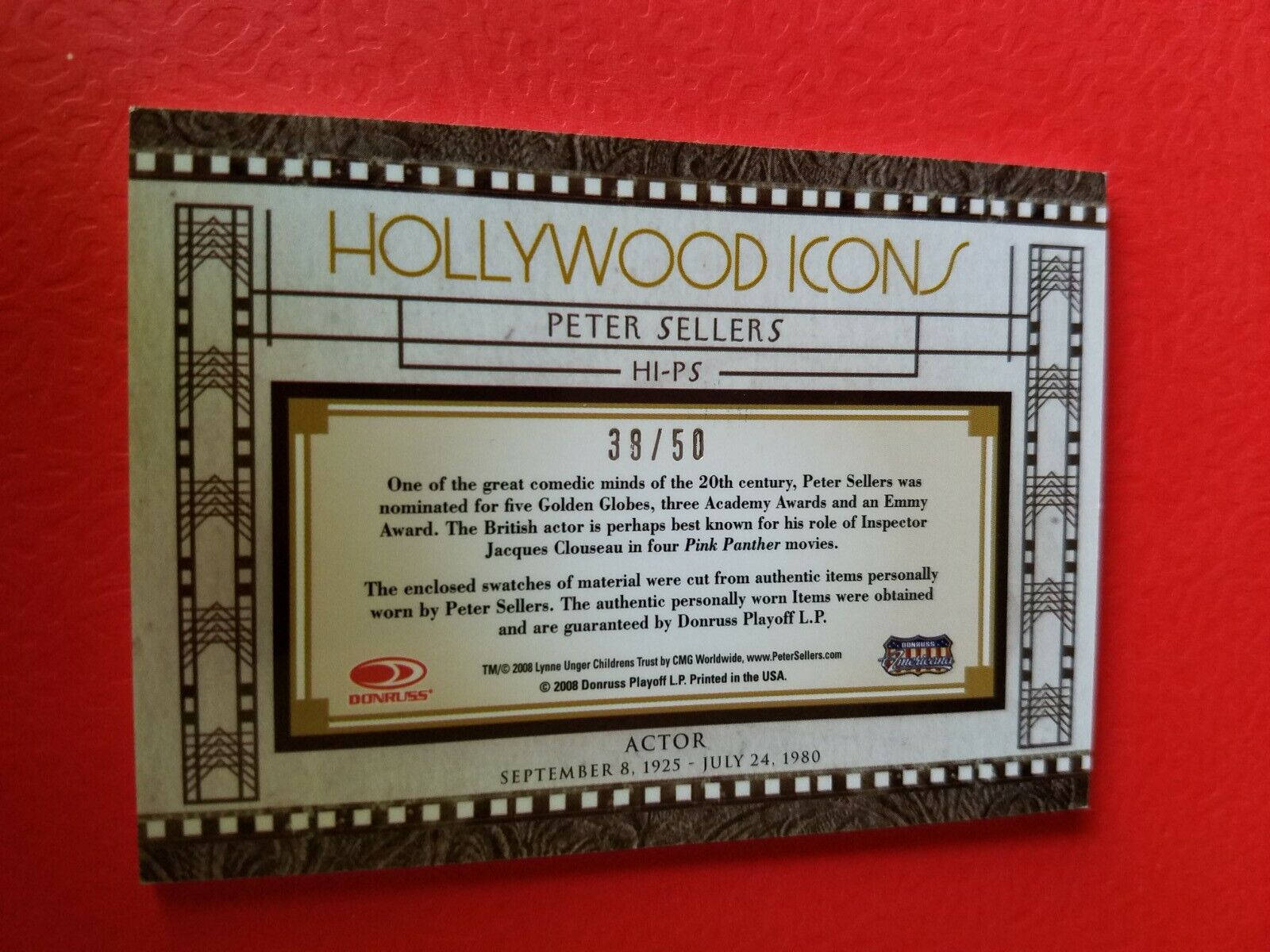 Entertainment 桌布 壁紙 — 一張彼得·塞勒斯（Peter Sellers）的復古好萊塢偶像（Hollywood Icons）交易卡放置在鮮紅色的表面上，並以裝飾性膠片邊框框住。