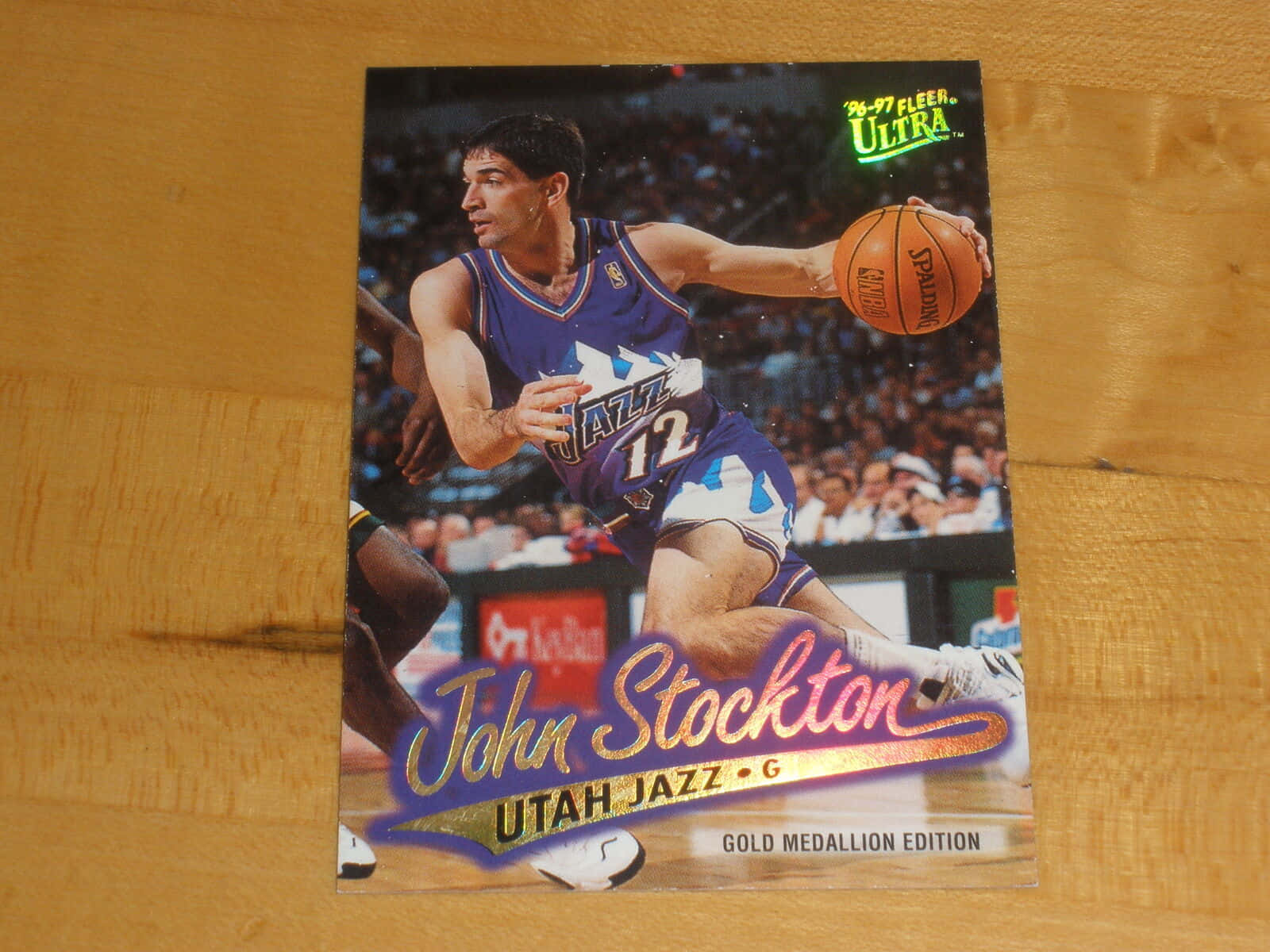 NBA 桌布 壁紙 — 一張復古96-97 Fleer Ultra籃球卡，展示John Stockton身穿猶他爵士隊球衣的比賽英姿。