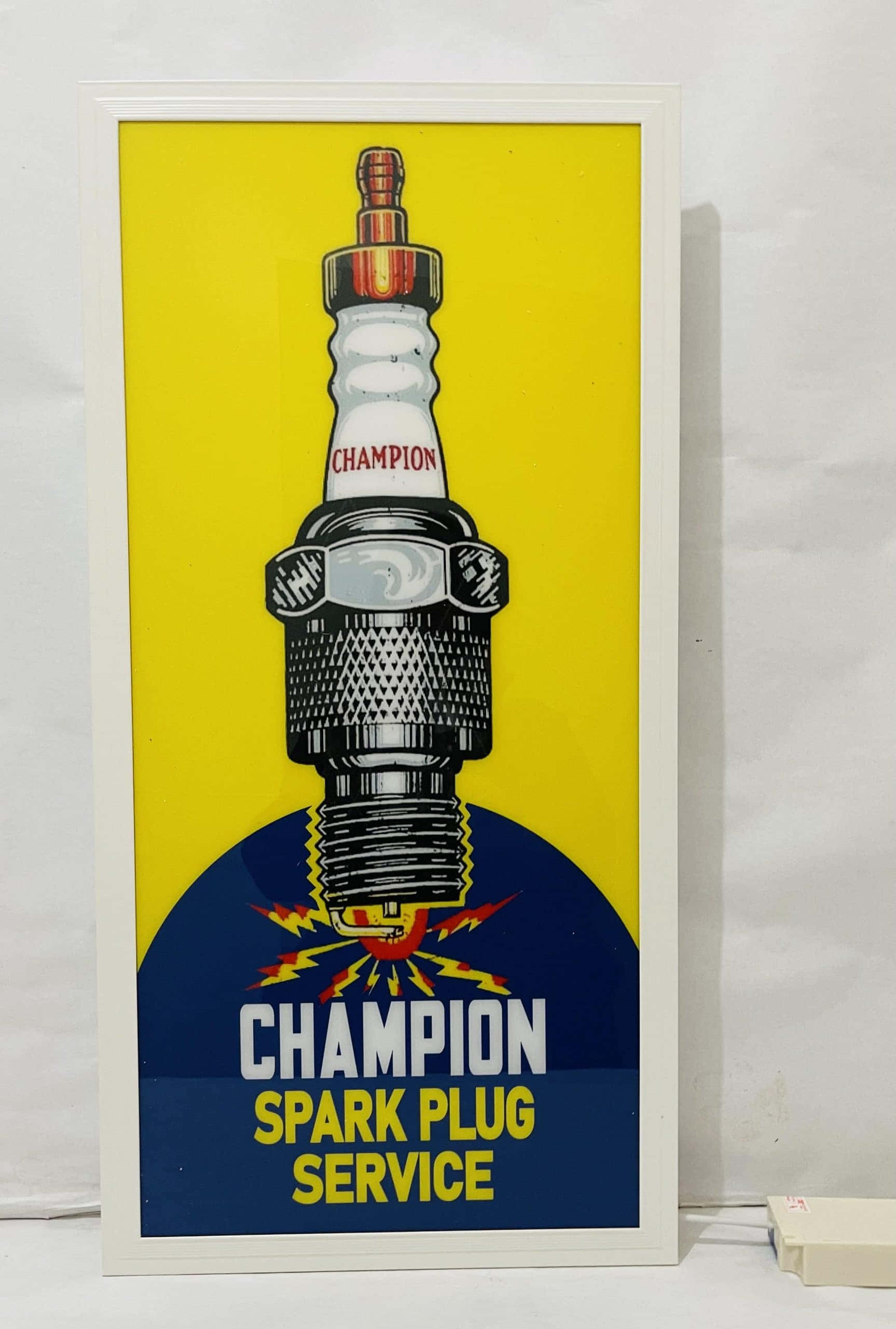 Spark Plug 桌布 壁紙 — 一張復古Champion火星塞廣告海報，採用大膽的黃色和藍色以及紅色閃電。
