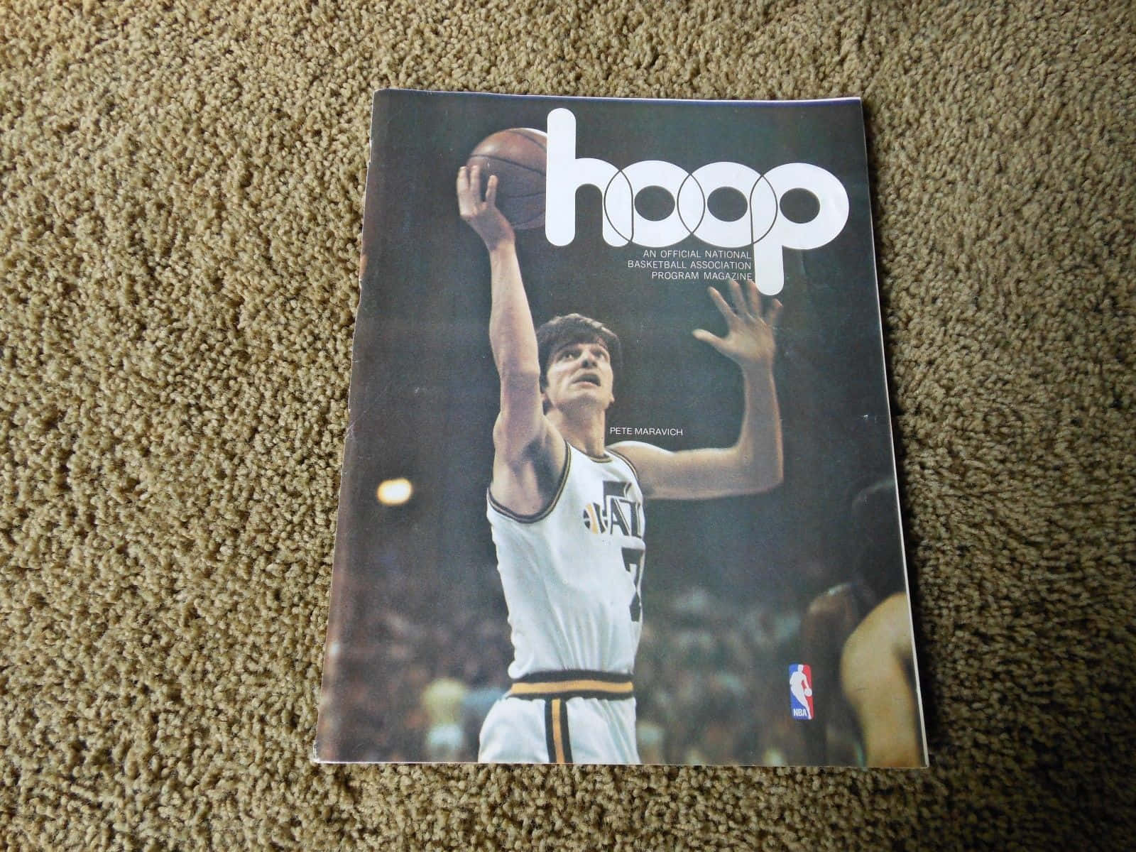 NBA 桌布 壁紙 — 一張復古Hoop雜誌封面， featuring Pete Maravich 在地毯地板上中距離投籃。