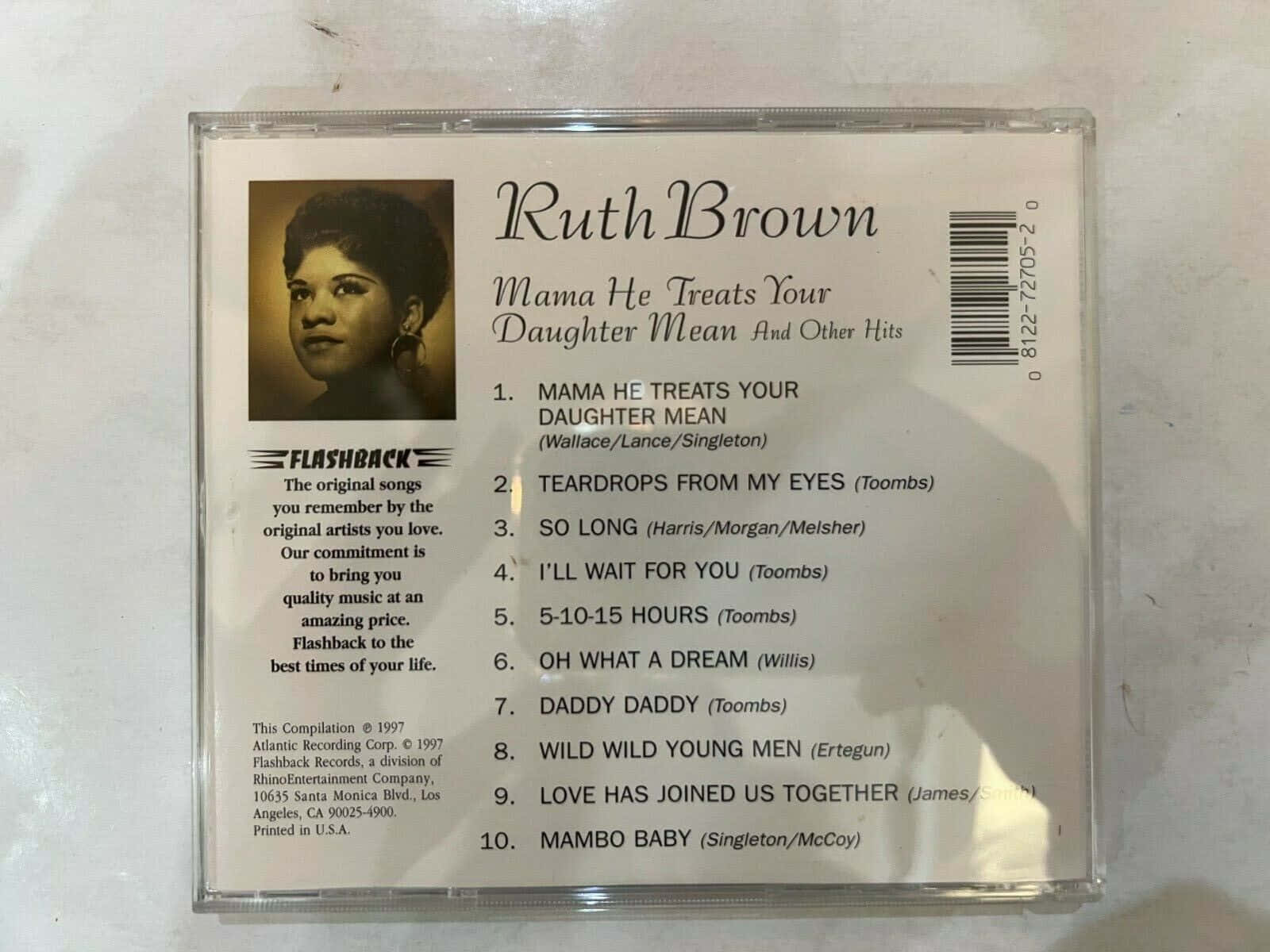 Singer 桌布 壁紙 — 一張復古Ruth Brown CD封面，帶有懷舊褐色調肖像和歌曲列表，背景簡潔。