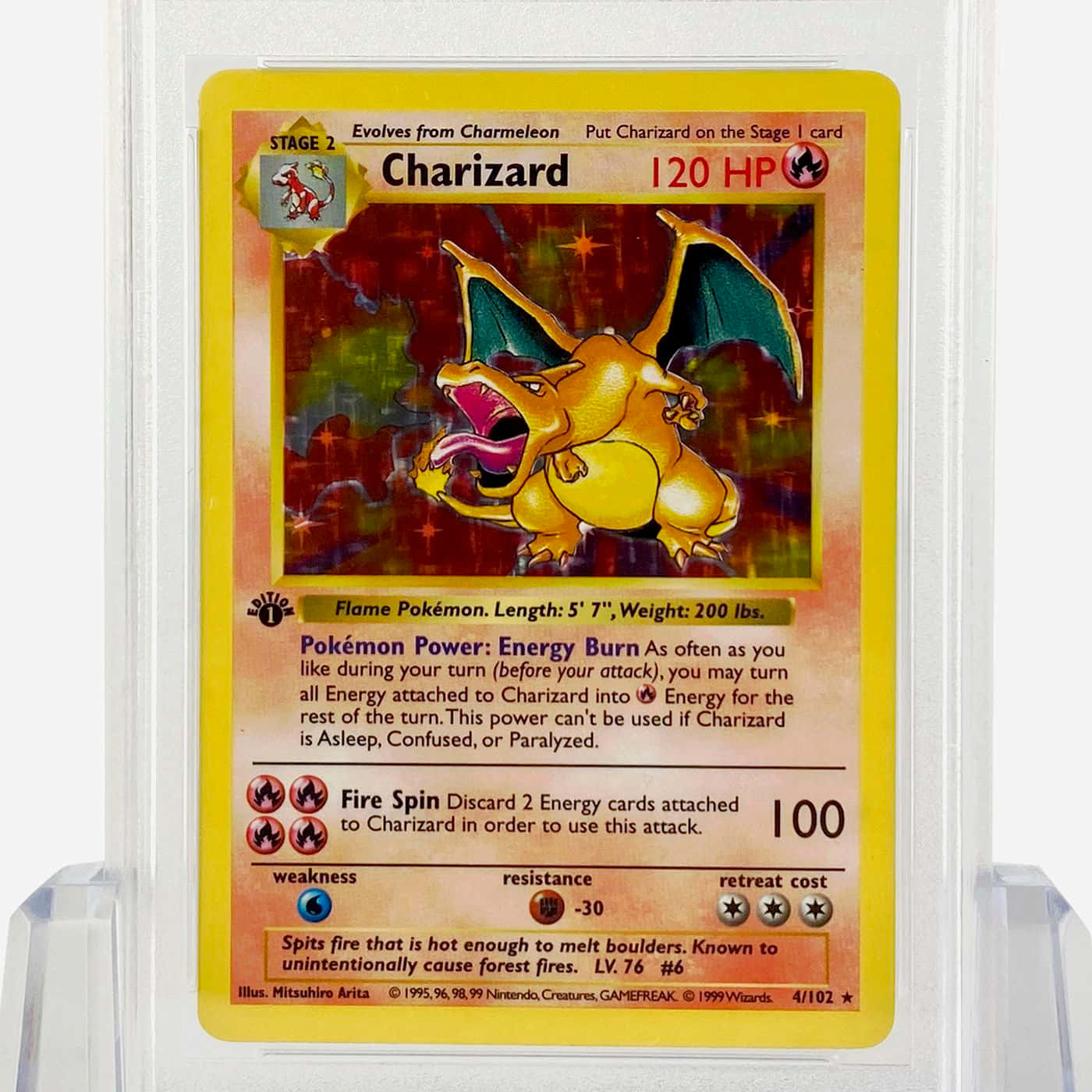 Charizard Pokemon 桌布 壁紙 — 一張復古噴火龍寶可夢卡，放在透明保護殼中，帶有火焰藝術作品和遊戲數據。