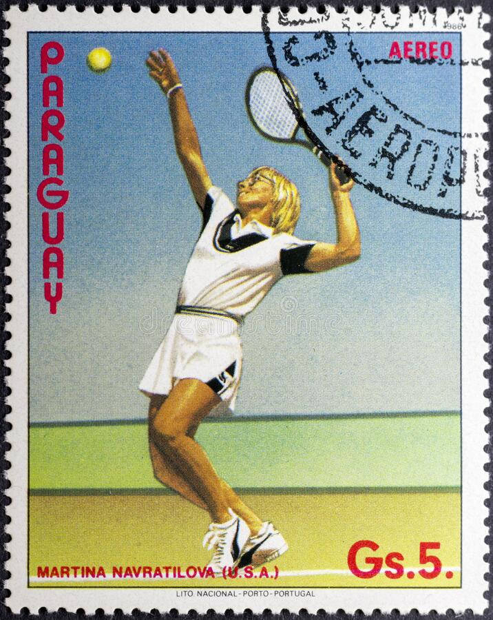 Martina Navratilova 桌布 壁紙 — 一張復古巴拉圭郵票描繪網球運動員瑪蒂娜·納芙拉蒂洛娃正在揮拍，伸手接住一顆黃色球，背景是清澈的藍天。