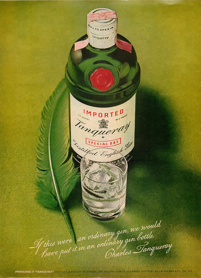 advertising 桌布 壁紙 — 一張復古廣告，展示一個帶有紅色封條的綠色Tanqueray琴酒瓶，旁邊放著一杯冰塊，背景為有紋理的綠色。