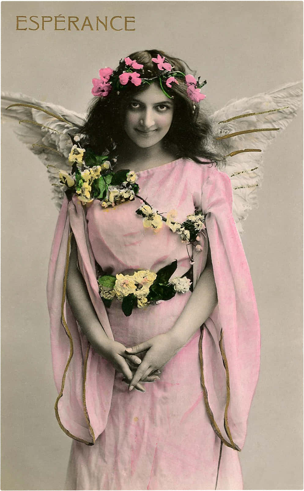 Beautiful Angel 桌布 壁紙 — 一張復古明信片肖像，描繪一位身穿粉紅翅膀和粉紅長袍、飾有黃色花朵的花仙子女子。