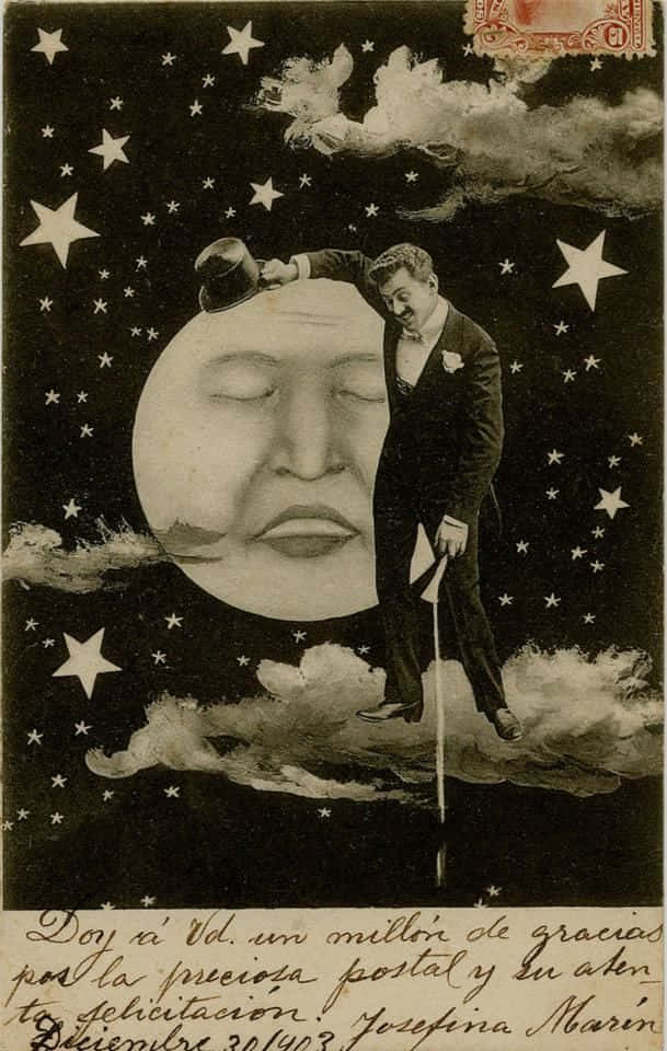 Moon Face 桌布 壁紙 — 一張復古明信片顯示一名身穿西裝的男子站在雲端上，旁邊是一個有人類面孔的月亮，周圍環繞著星星。