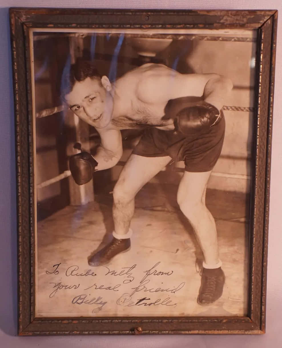 Boxing 桌布 壁紙 — 一張復古棕褐色照片，捕捉拳擊手在擂臺上擺姿勢的瞬間，下方有手寫題詞。